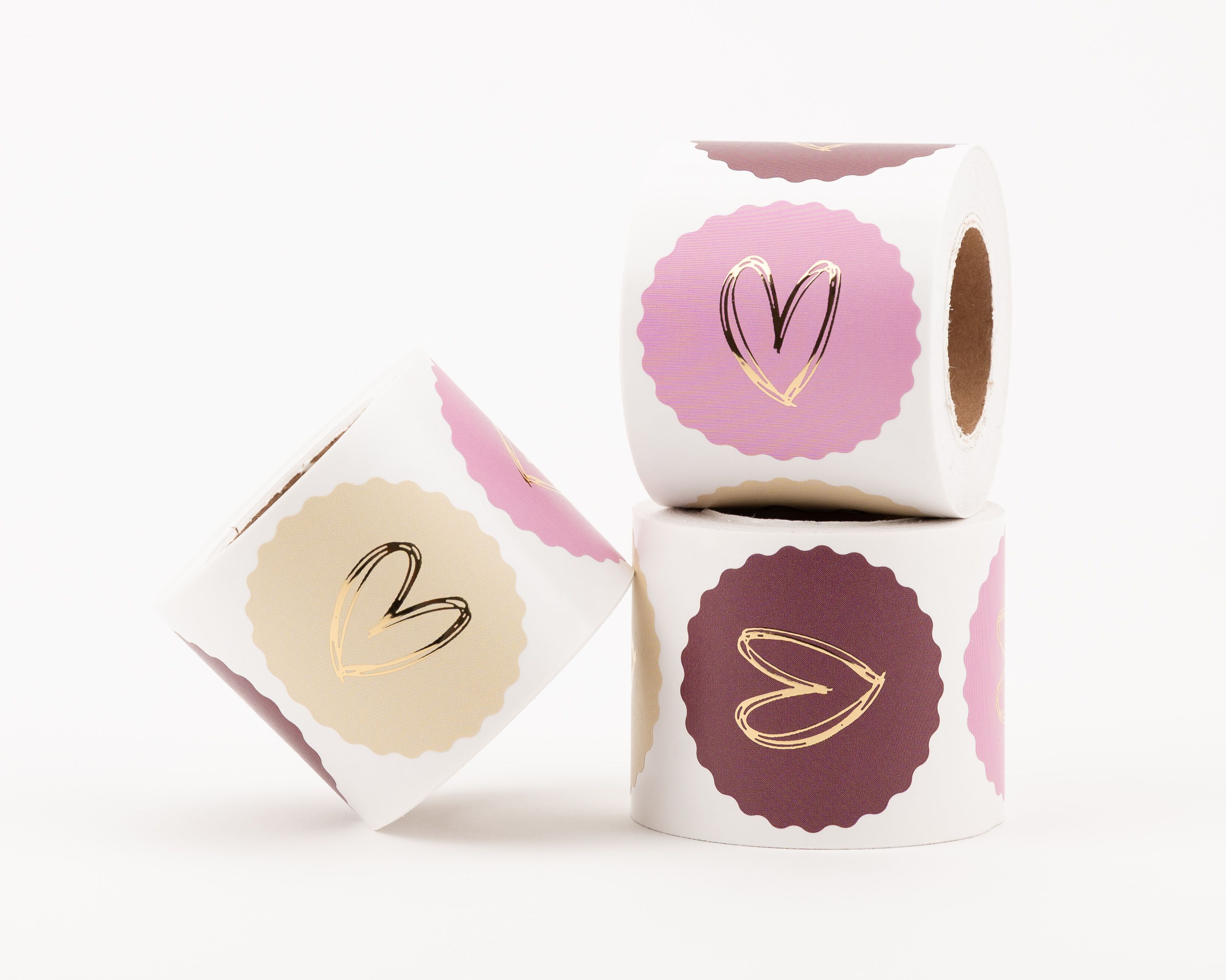 Runde Aufkleber mit gewelltem Rand und drei verschiedenen Herz-Designs in Elfenbein, Pink und Weinrot mit Gold-Effekt