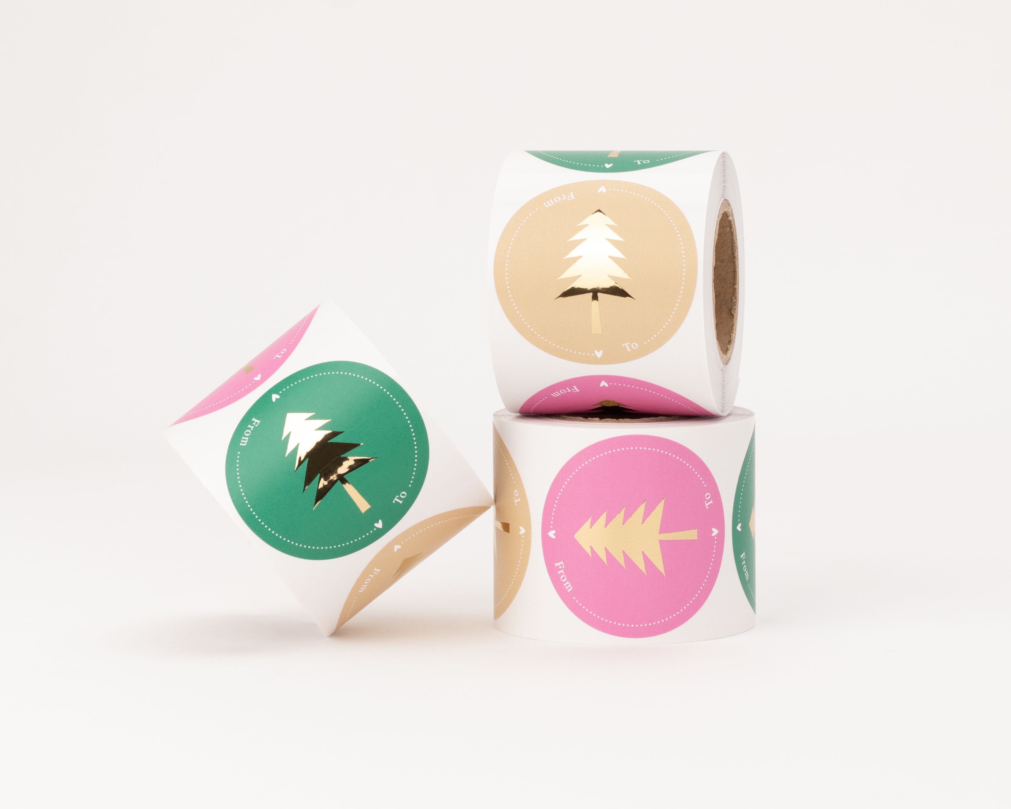 Aufkleber mit drei verschiedenen Tannenbaum-Motiven in Pink, Grün und Elfenbein, jeweils mit glänzendem Gold-Effekt und From To Schriftzug