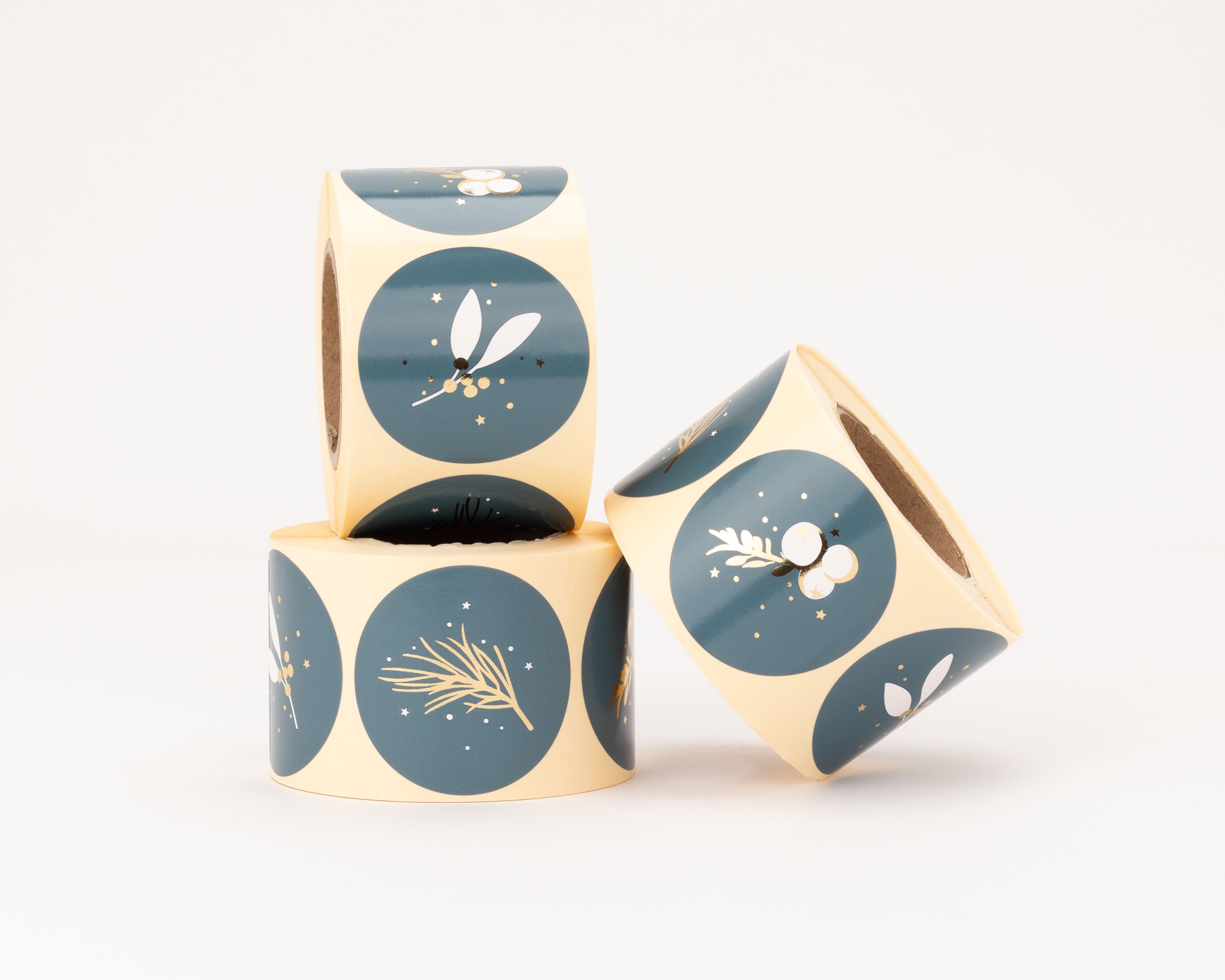 Aufkleber mit winterlichen Zweigen in Blau, Weiß und Gold zeigen drei verschiedene Designs mit schimmerndem Gold-Effekt