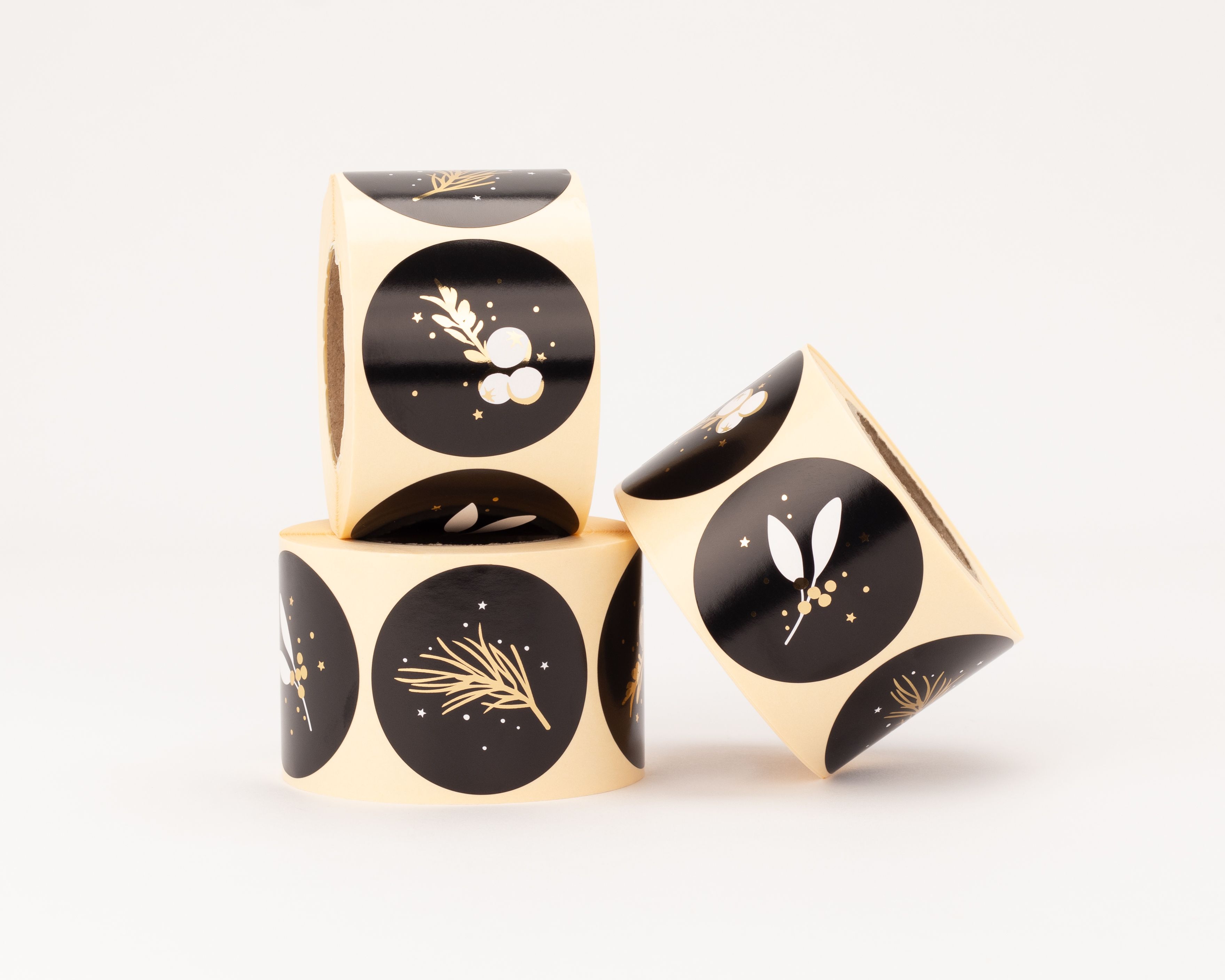 Aufkleber mit drei verschiedenen Winterzweige-Motiven in Schwarz, Gold und Weiß, verziert mit Sternen und Beeren