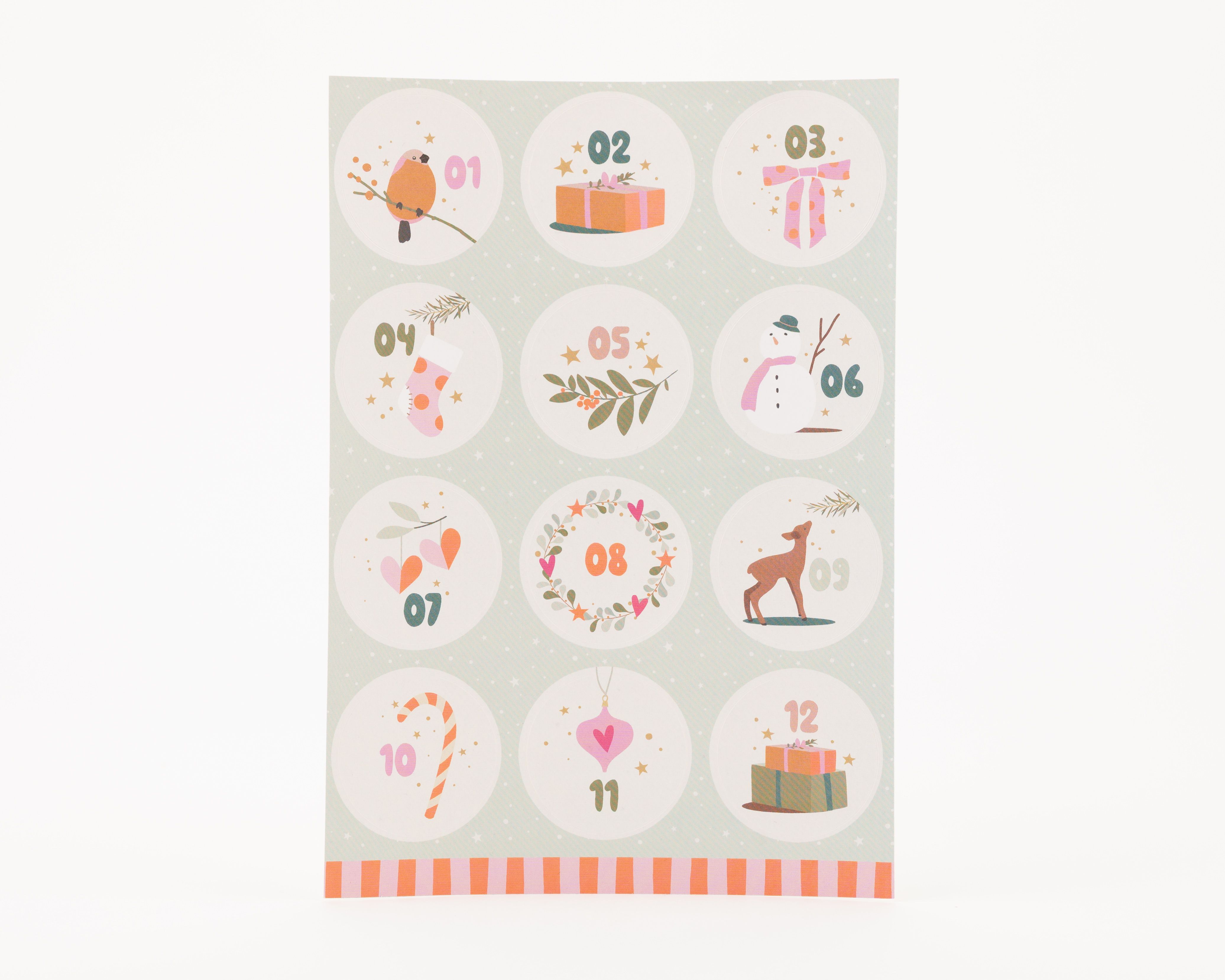 Adventskalender Aufkleber mit festlichen Weihnachtsmotiven und den Zahlen 1-12. Die runden Sticker zeigen bunte Designs in Pastellfarben