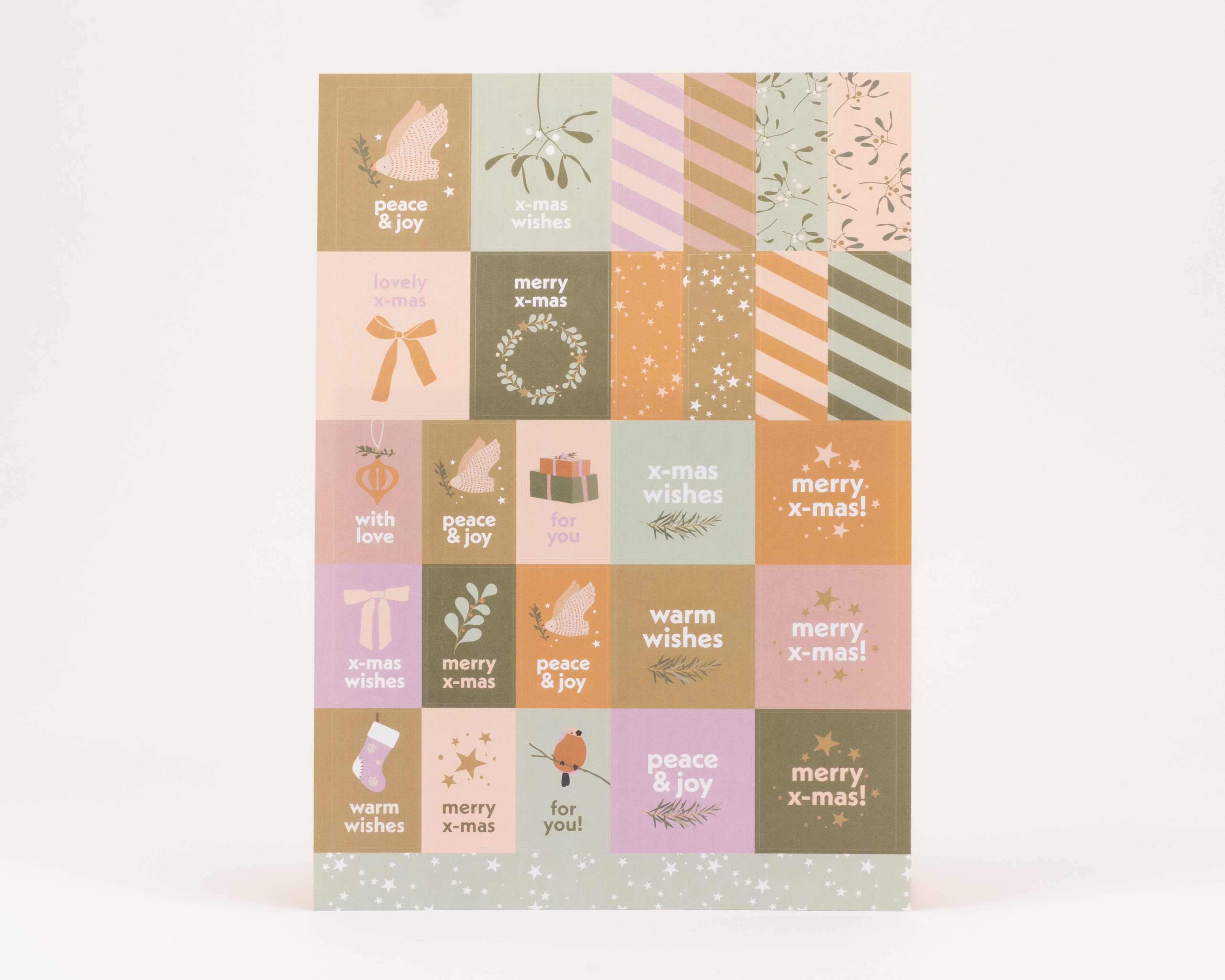 Ein moderner Stickerbogen mit rechteckigen Weihnachtsaufklebern in erdigen Farbtönen wie Olivgrün, Senfgelb und Altrosa. Die Sticker eignen sich ideal als Geschenkanhänger und zieren festliche Schriftzüge wie "merry x-mas" und "peace & joy" sowie Motive w