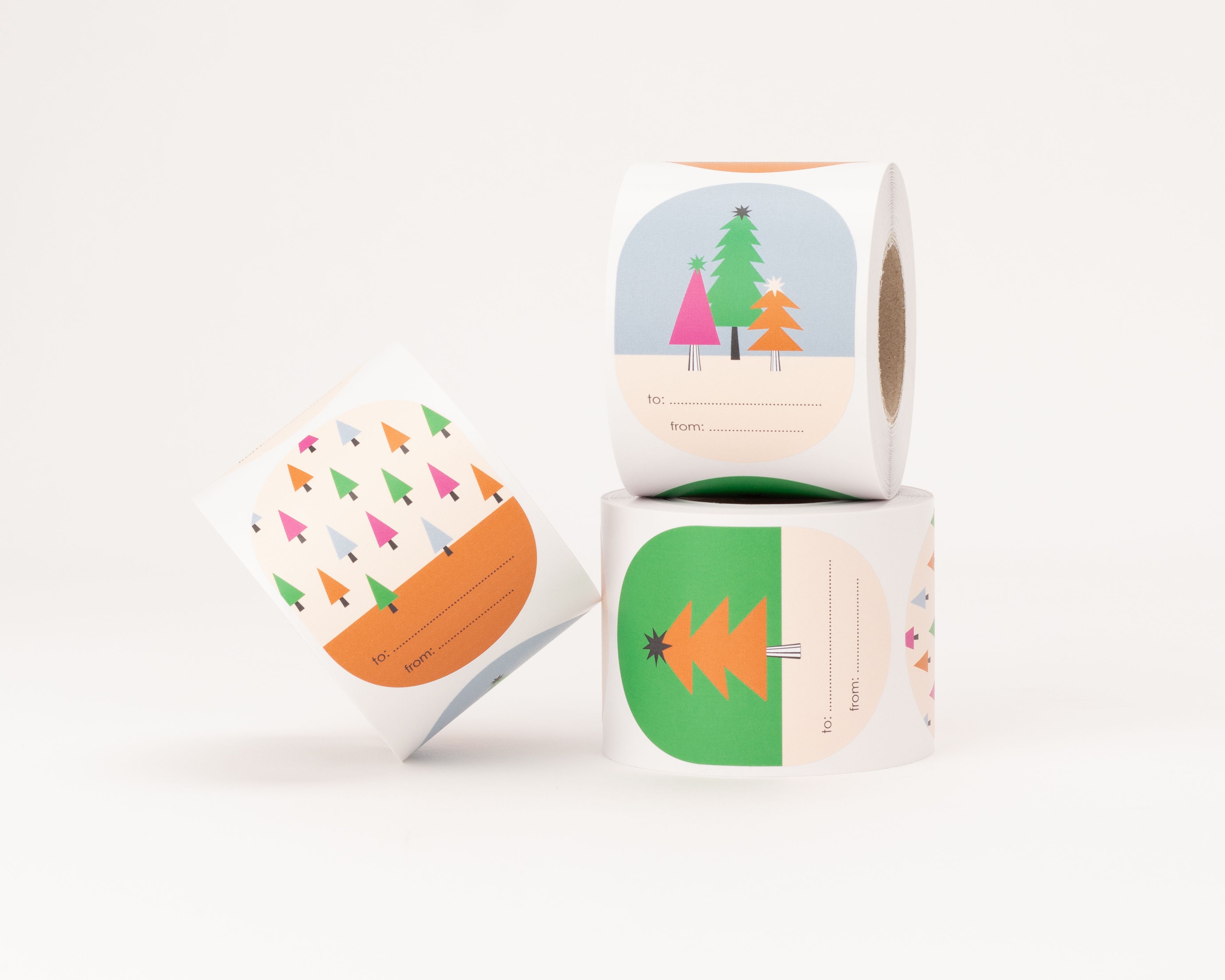 Aufkleber mit drei verschiedenen Winterwald-Designs in Orange, Grün, Pink und Blau, jeweils mit Feldern für Empfänger und Absender