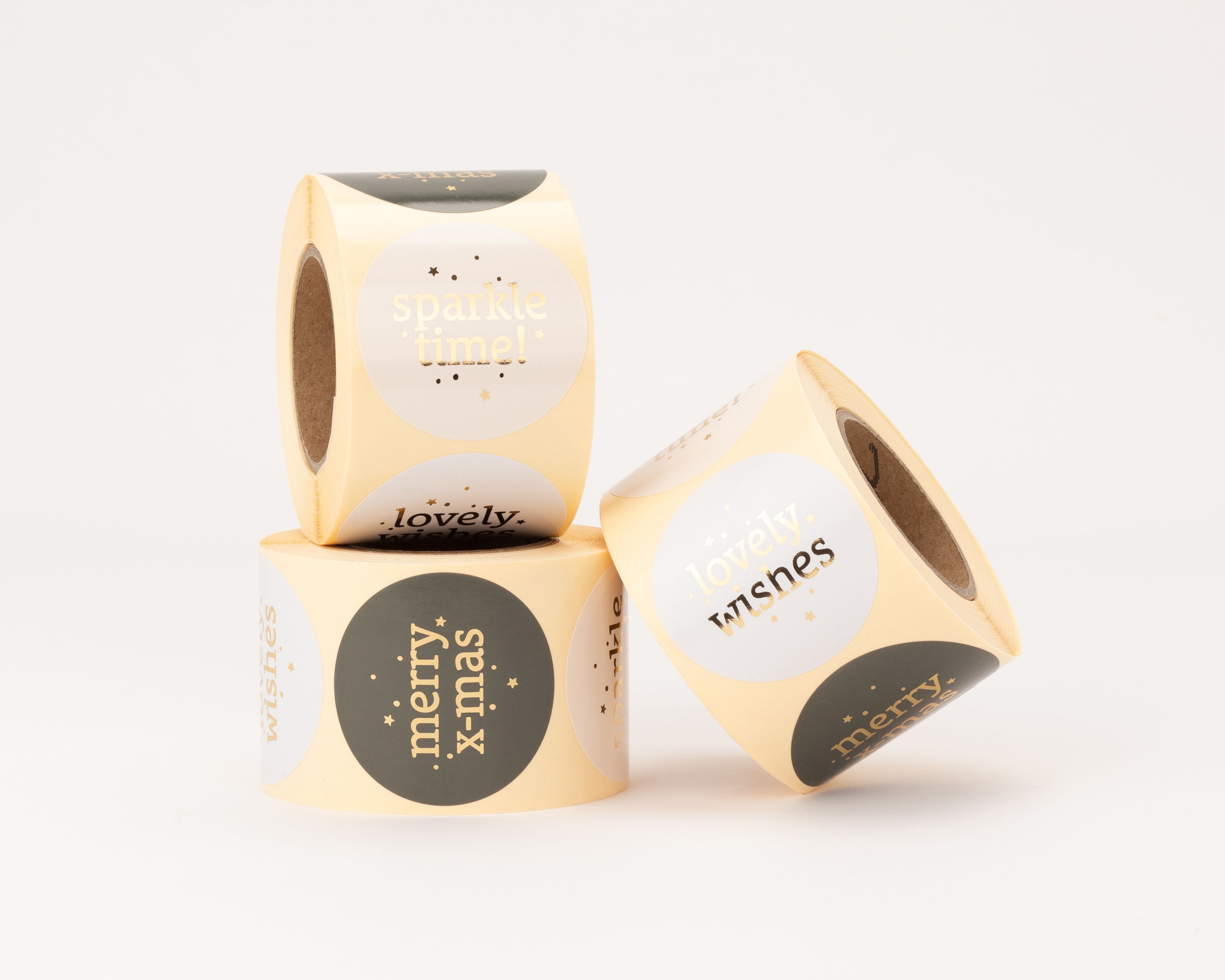 Runde Sticker in Greige mit Gold-Effekt und drei verschiedenen Weihnachts-Motiven wie 'sparkle time' und 'merry x-mas' Schriftzügen