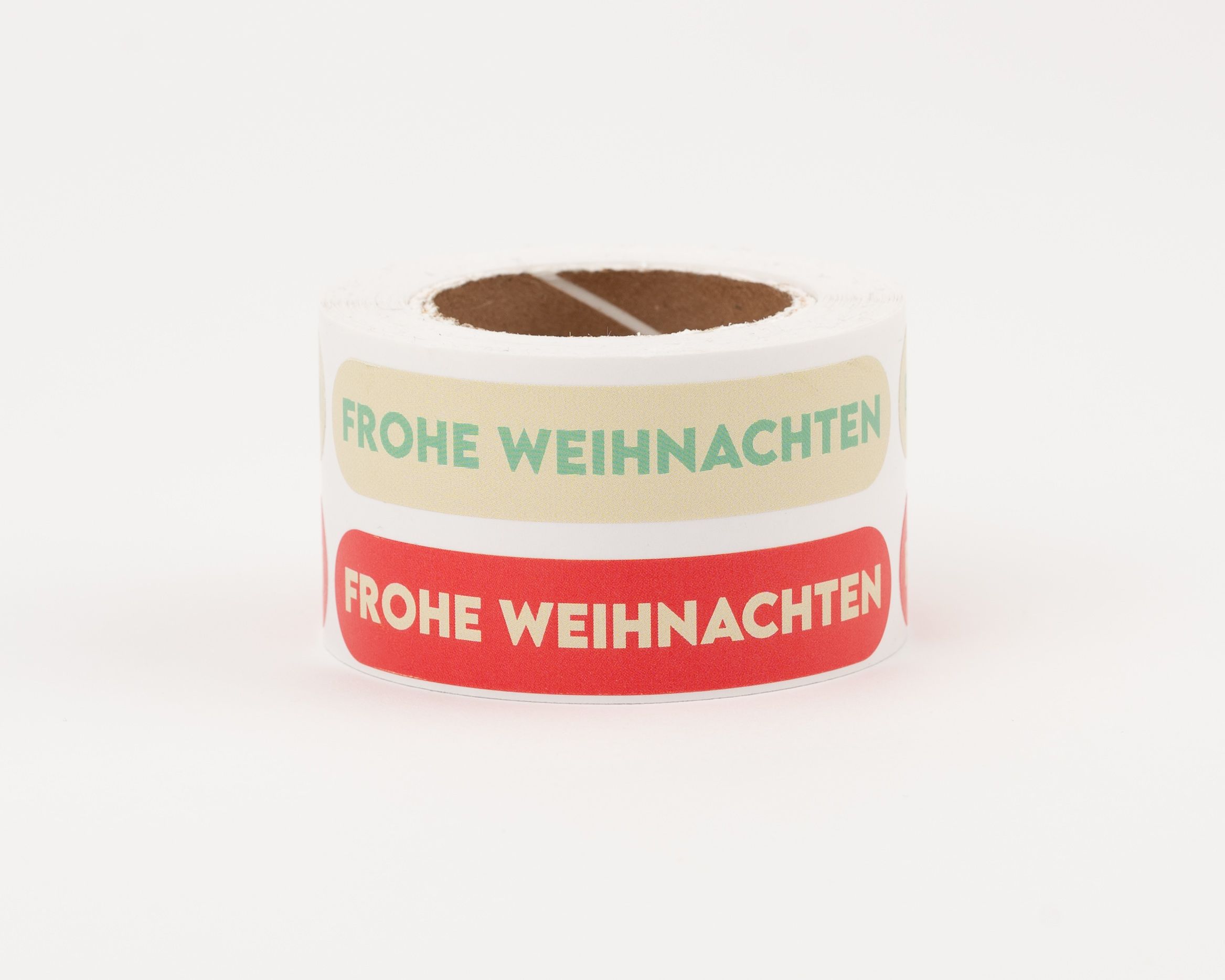 Aufkleber in zwei Varianten mit Frohe Weihnachten Schriftzug: rote Sticker mit beigem Text und beigefarbene Sticker mit grünem Text