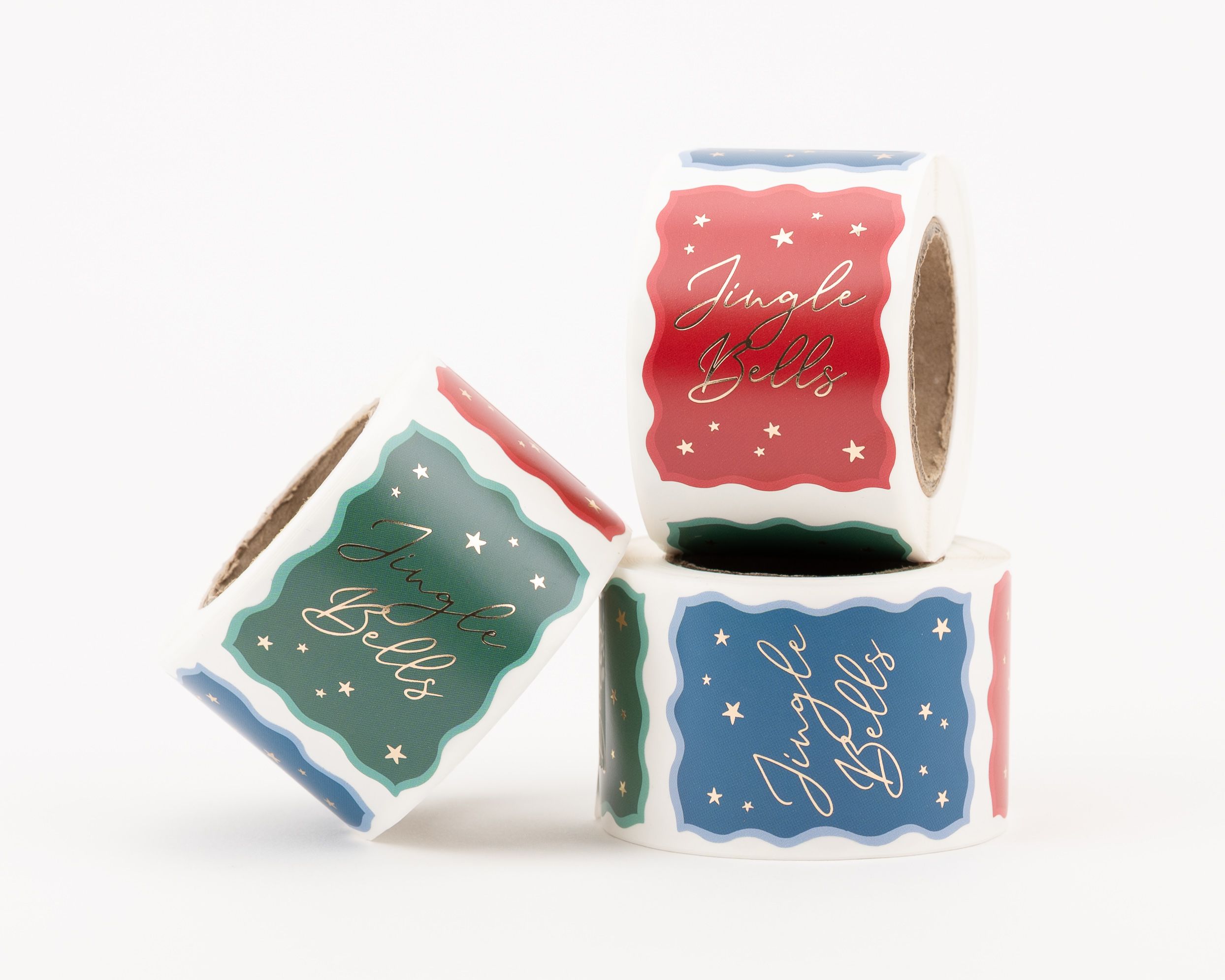 Aufkleber mit roten, grünen und blauen Designs. Jeder Sticker zeigt den goldfarbenen Schriftzug Jingle Bells und kleine Sterne