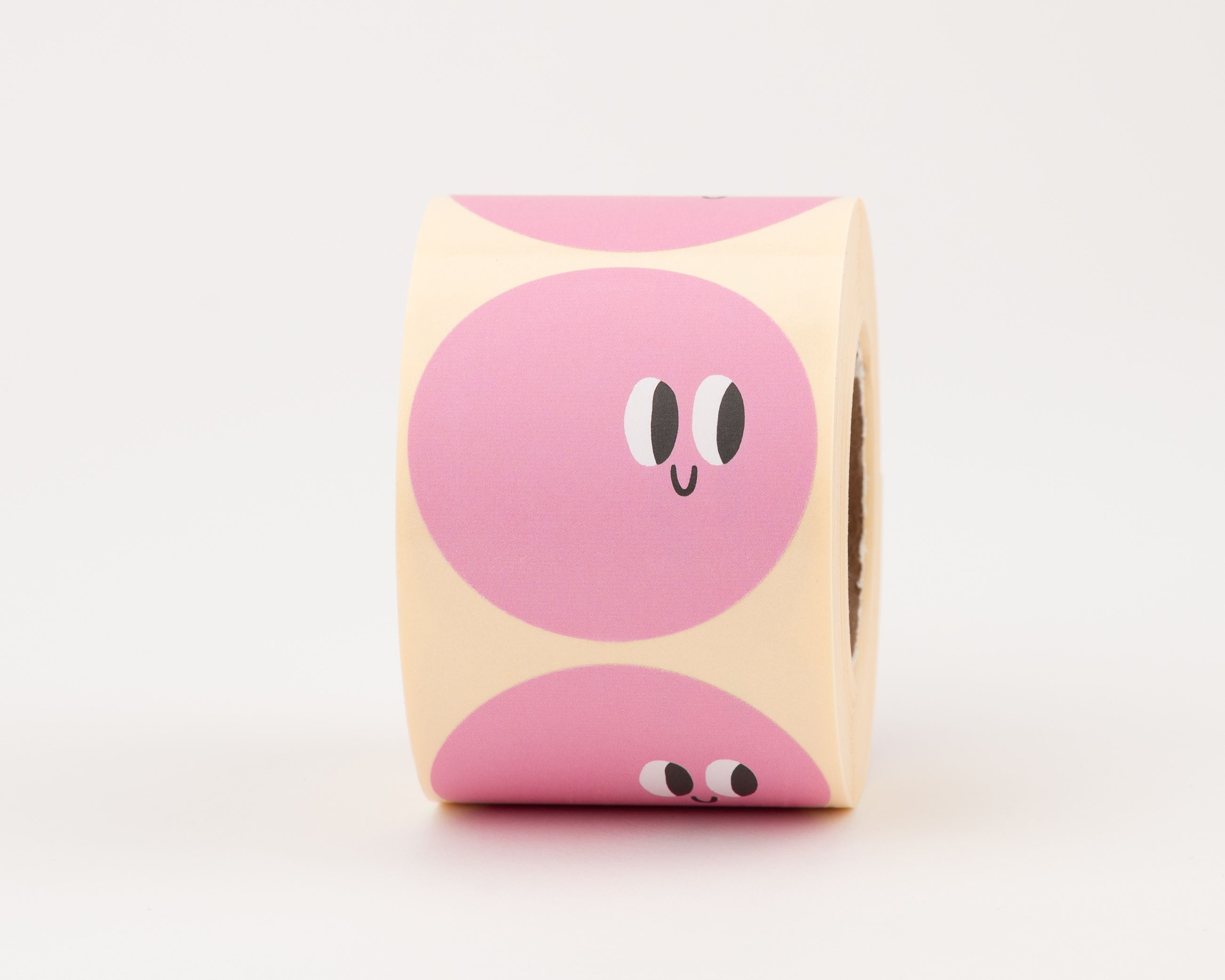 Runde Aufkleber mit pinkfarbenen Gesichtern, großen weißen Augen und einem freundlichen Lächeln auf hellem Hintergrund