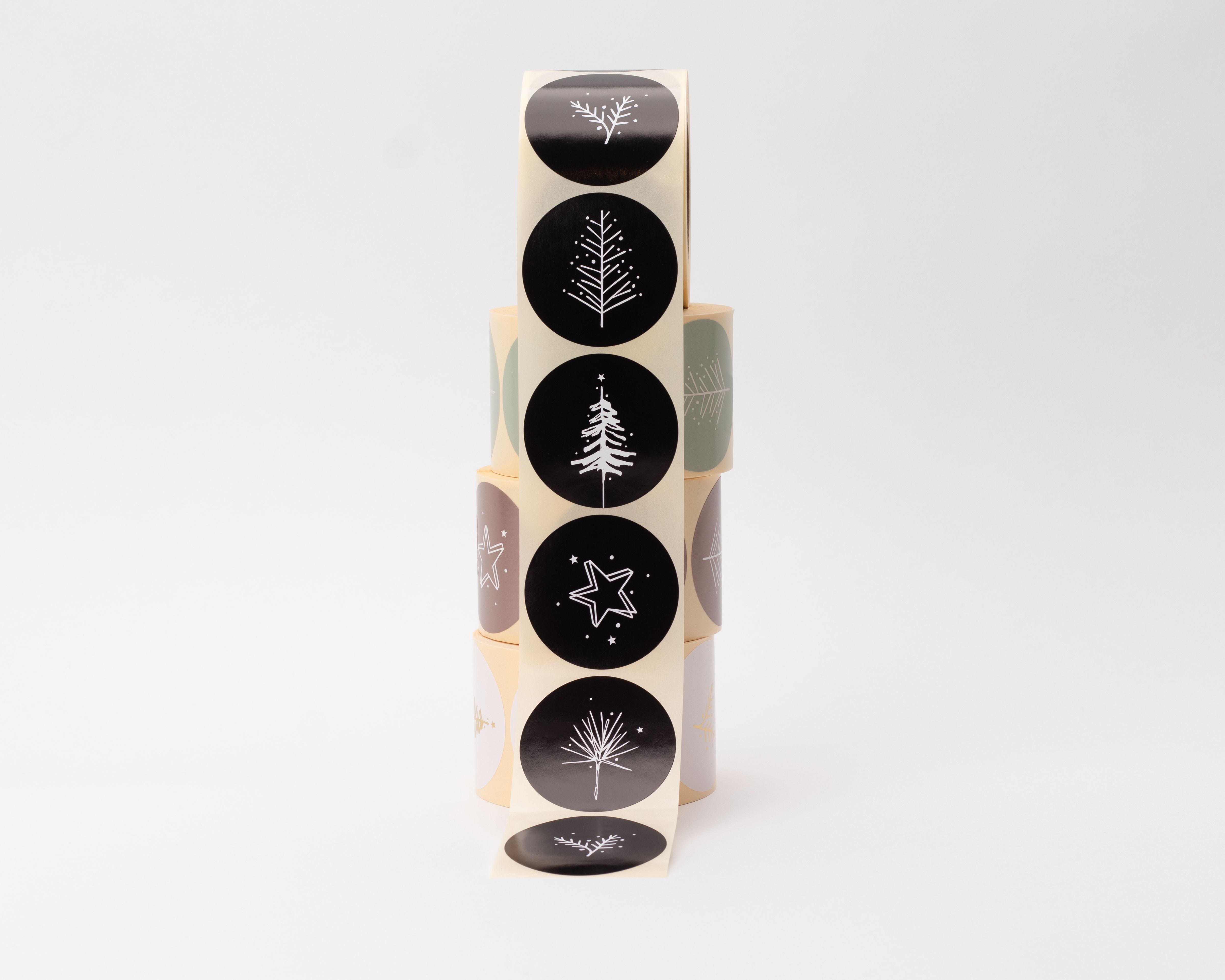 Aufkleber zeigen verschiedene skandinavische Weihnachtsmotive in Schwarz und Weiß, darunter Bäume, Sterne und Äste. Die runden Sticker haben fünf unterschiedliche Designs