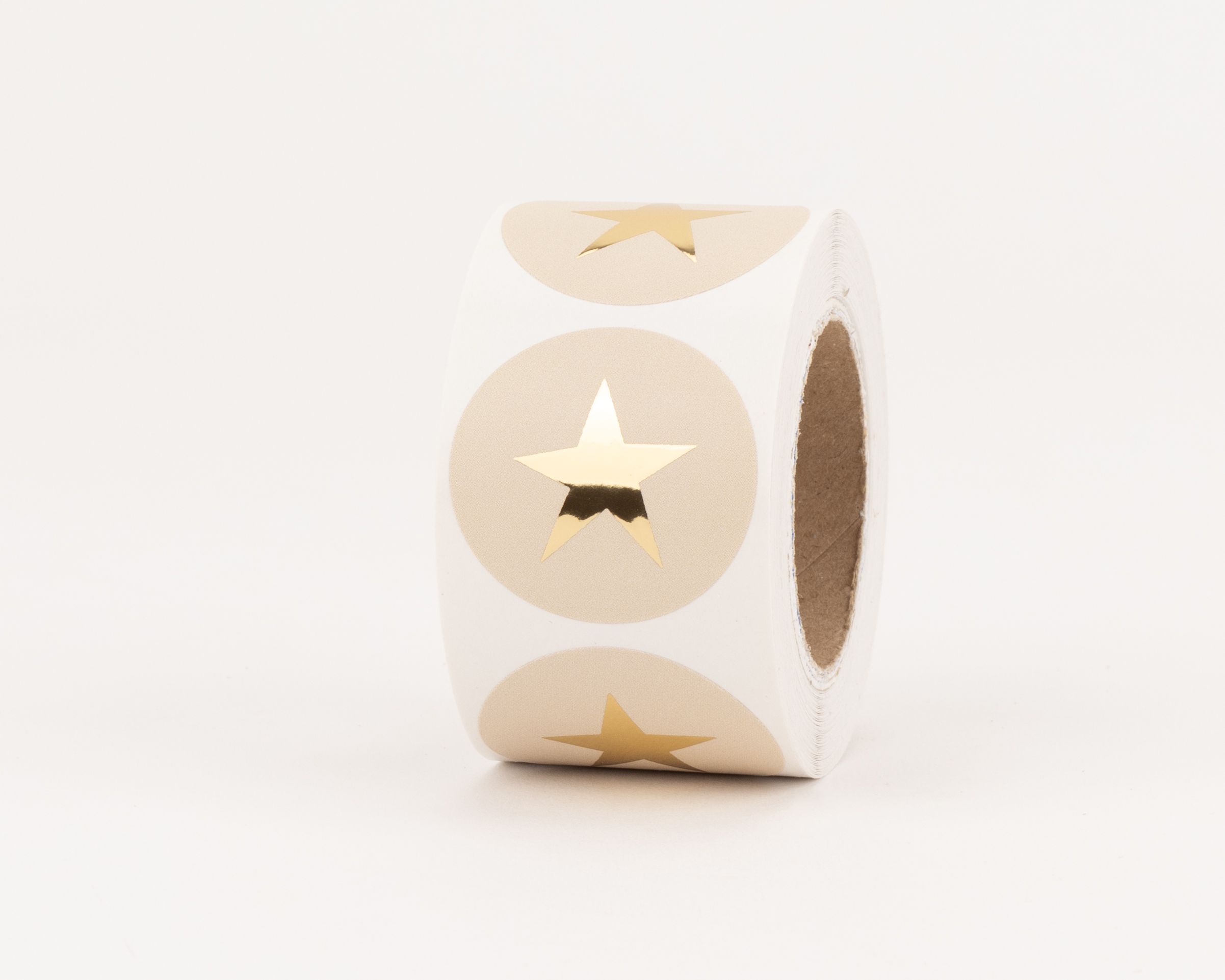 Aufkleber: Runde Sticker in Beige mit glaenzendem Goldstern-Motiv. Das einheitliche Design zeigt goldfarbene Sterne mit Gold-Effekt