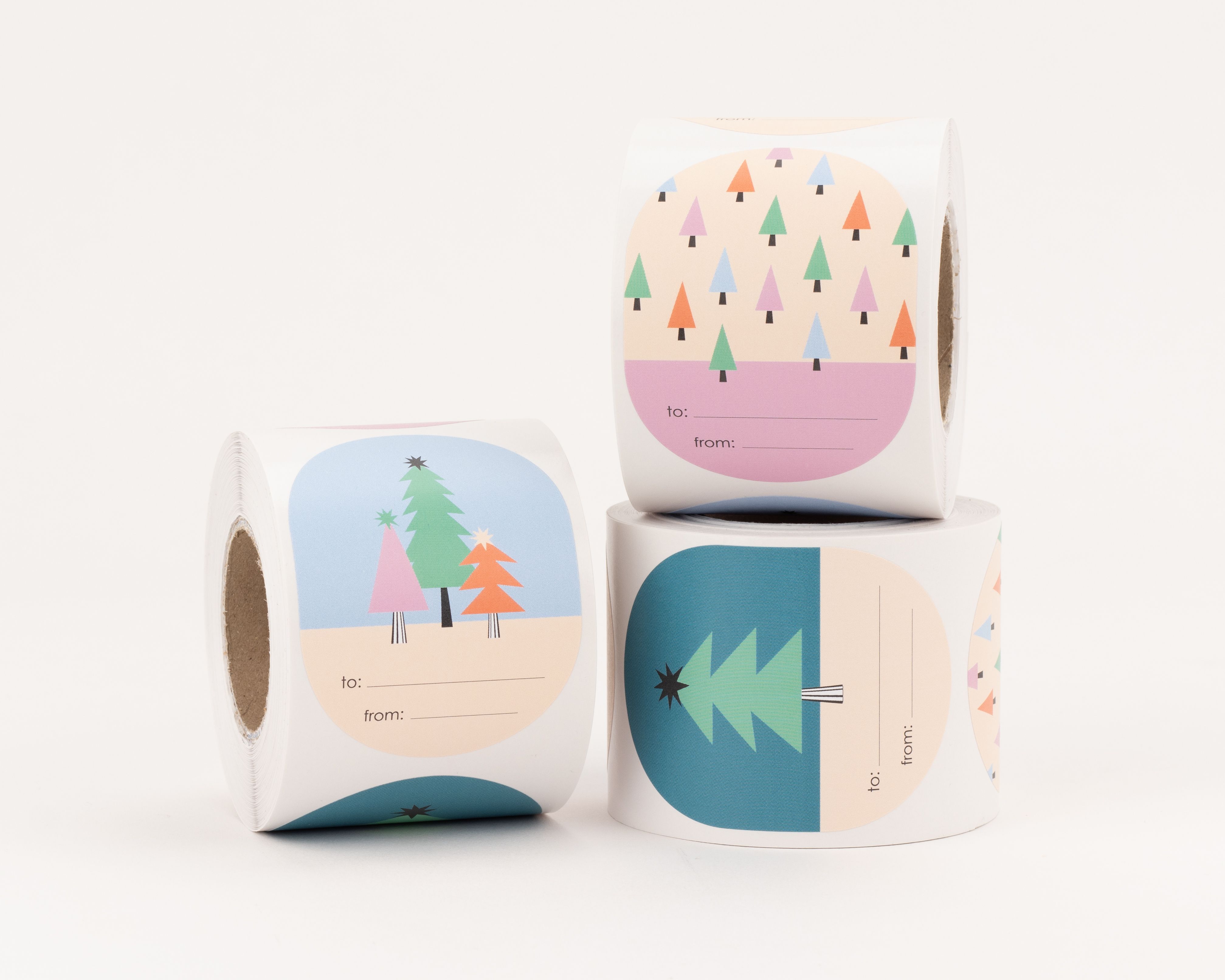 Aufkleber mit drei verschiedenen Designs. Bunte Tannenmotive in Blau, Petrol, Grün, Rosa und Orange auf verschiedenen Hintergründen mit Feldern zum Beschriften