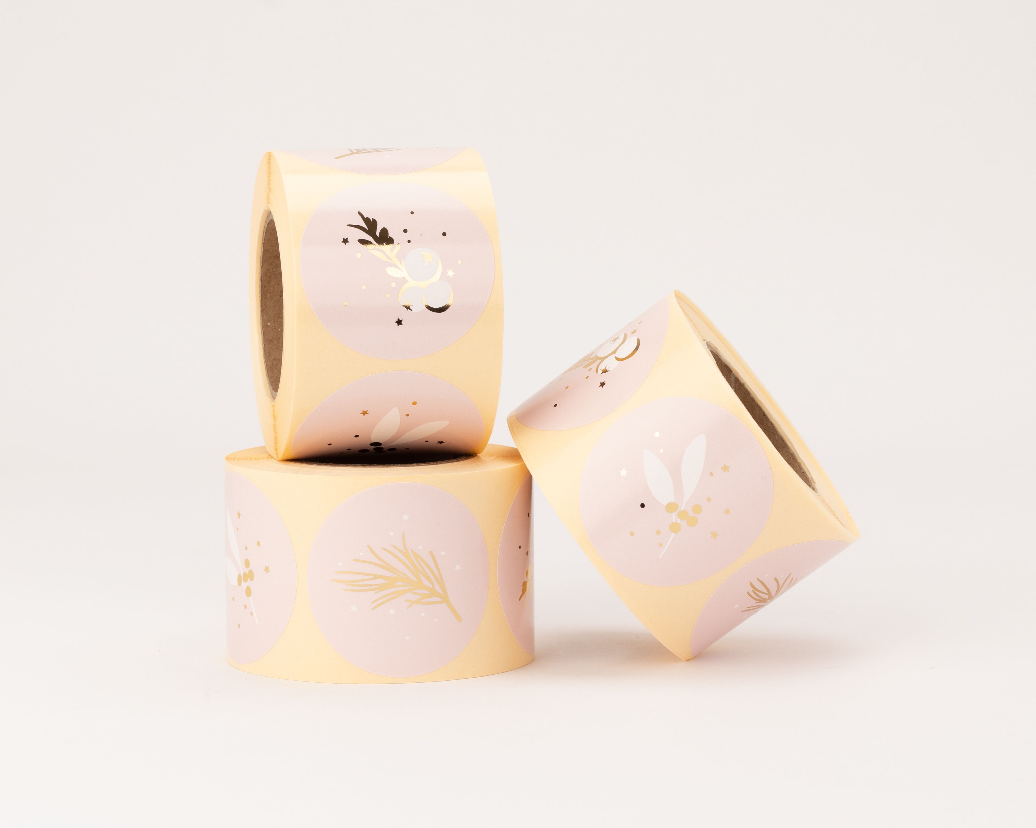 Aufkleber mit drei verschiedenen Winterzweige-Designs, rosa Hintergrund und goldfarbenen Blättern mit weißen Akzenten. Die Sticker haben einen ansprechenden Gold-Effekt.