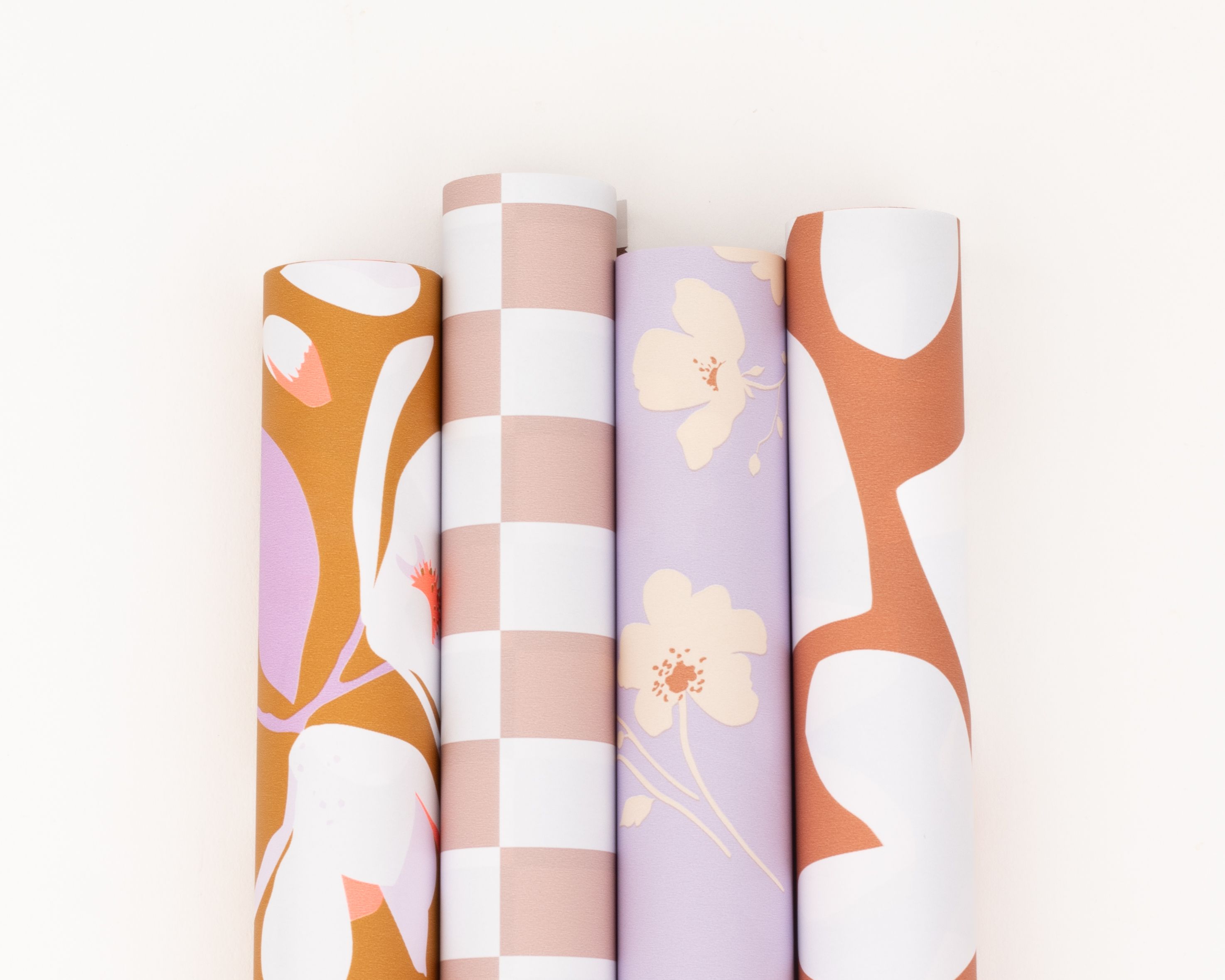 Geschenkpapier-Set mit vier Rollen in Rost, Flieder, Creme und Rosa mit floralen und grafischen Mustern