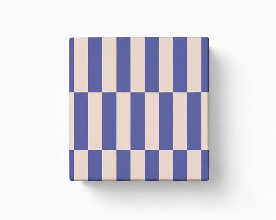 Geschenkpapier-Set mit einem Muster aus abwechselnd blauen und elfenbeinfarbenen Blockstreifen auf einem verpackten Geschenk