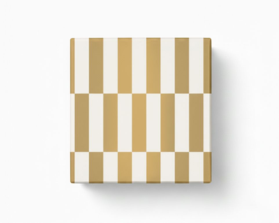 Geschenkpapier mit einem Muster aus goldfarbenen und cremefarbenen vertikalen Streifen, als von oben sichtbares verpacktes Geschenk