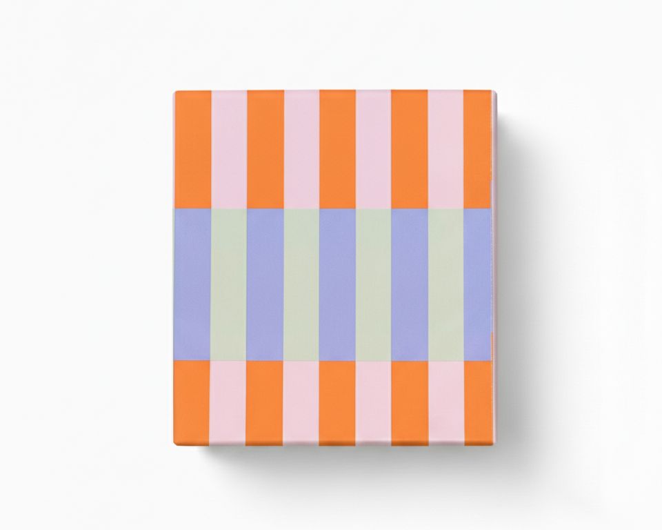 Geschenkpapier mit breiten vertikalen Streifen in Orange, Hellrosa, Hellblau und Hellgrün, dargestellt als verpacktes rechteckiges Geschenk