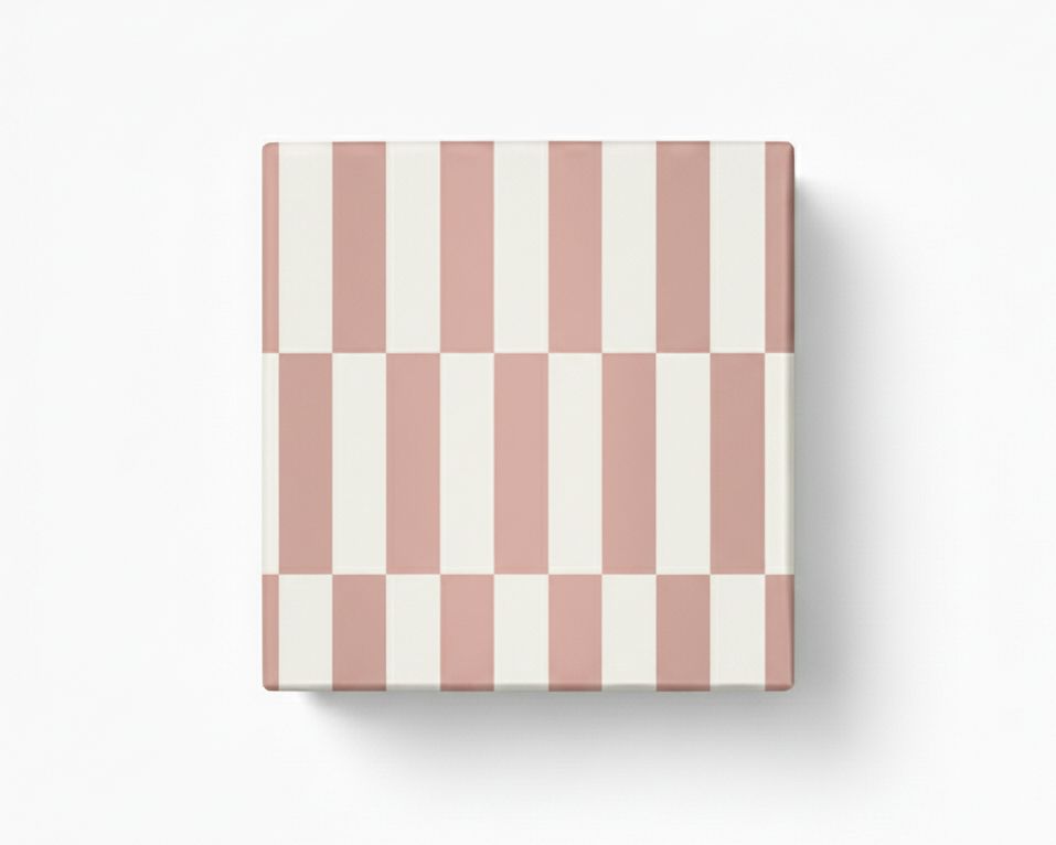 Geschenkpapier mit breiten vertikalen Streifen in Rosa und Creme, abgebildet als rechteckig verpacktes Geschenk auf weißem Grund