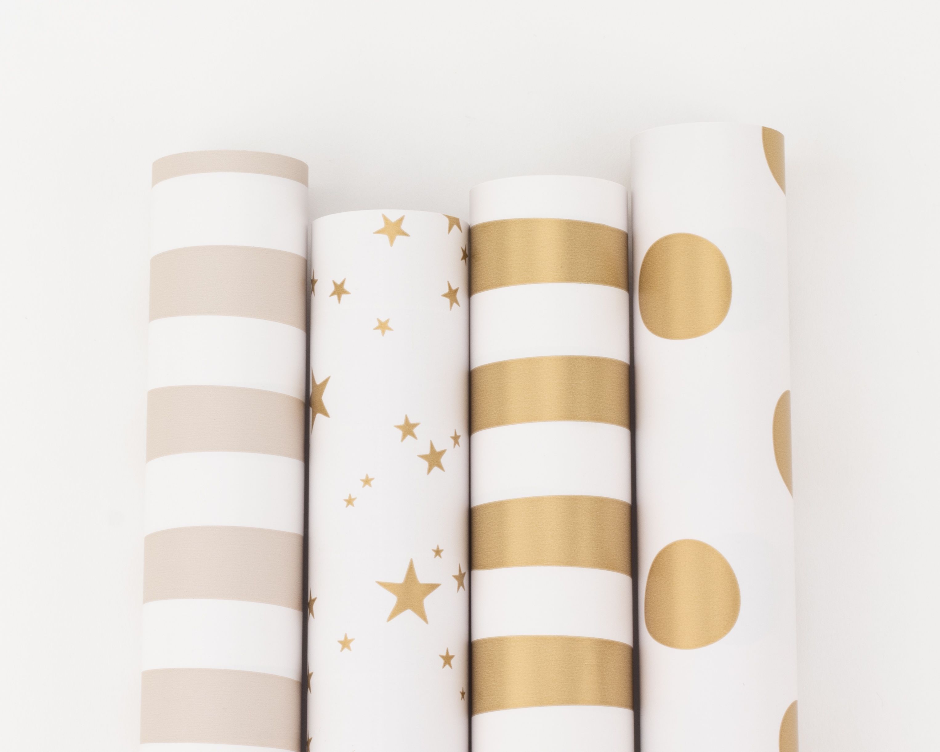 Geschenkpapier-Set mit vier Rollen in den Farben Gold, Weiß und Beige, die verschiedene Muster wie Streifen, Sterne und Punkte zeigen