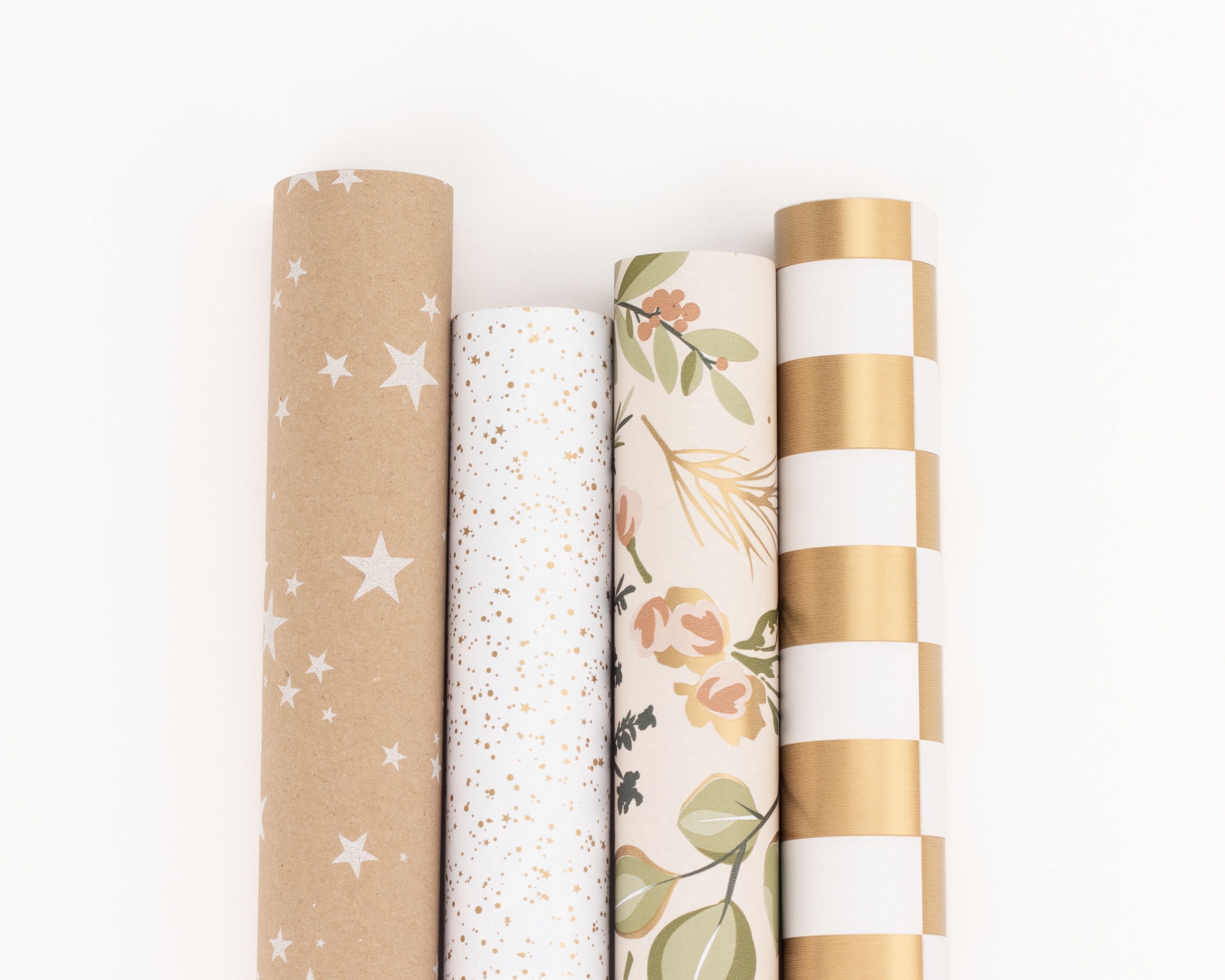 Geschenkpapier-Set mit vier Rollen in Braun, Weiß und Gold. Es zeigt Muster wie Sterne, Punkte, florale Elemente und Blockstreifen
