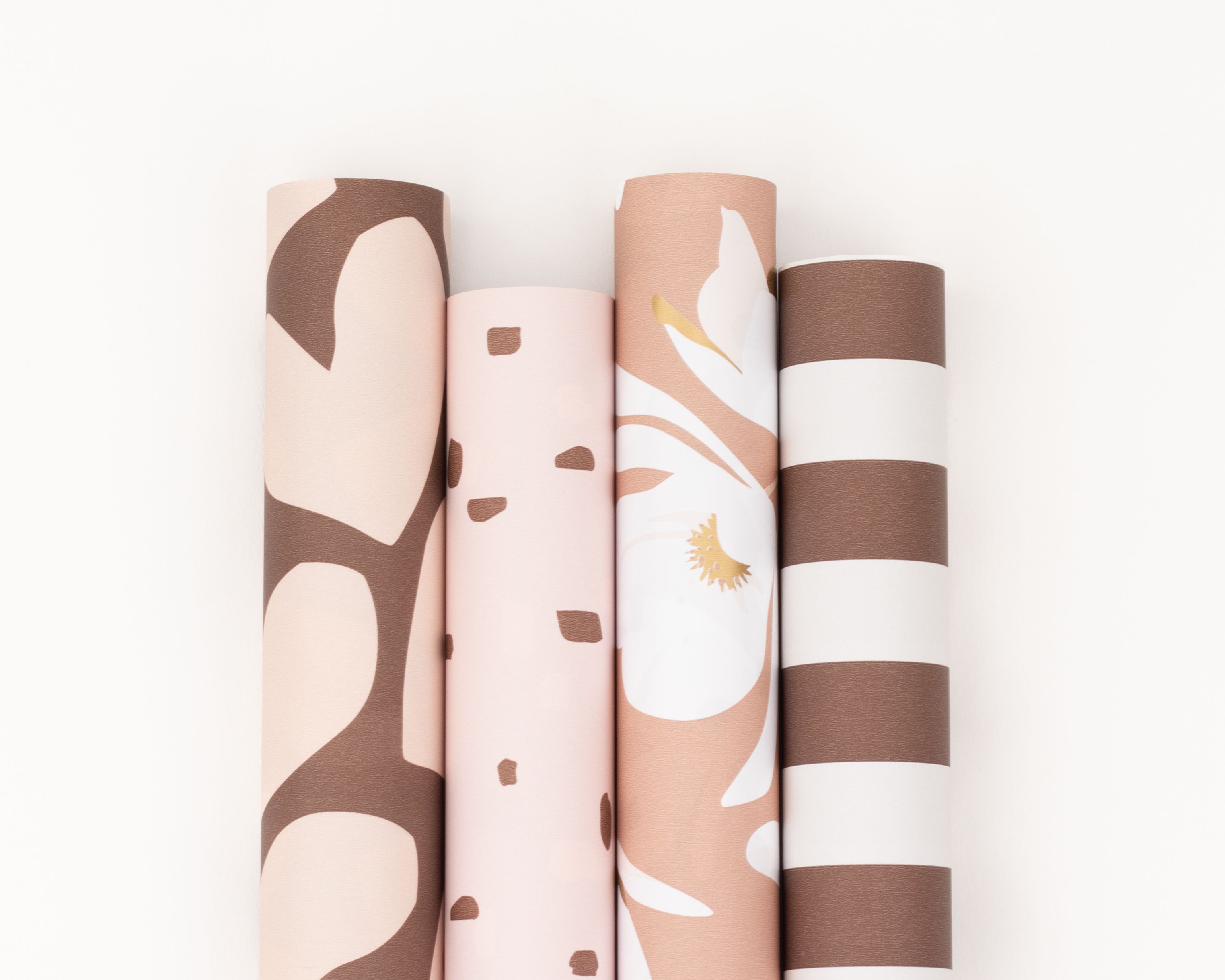 Geschenkpapier-Set mit vier Rollen in warmen Braun-, Creme-, Rosa- und Goldtönen mit vielfältigen Mustern