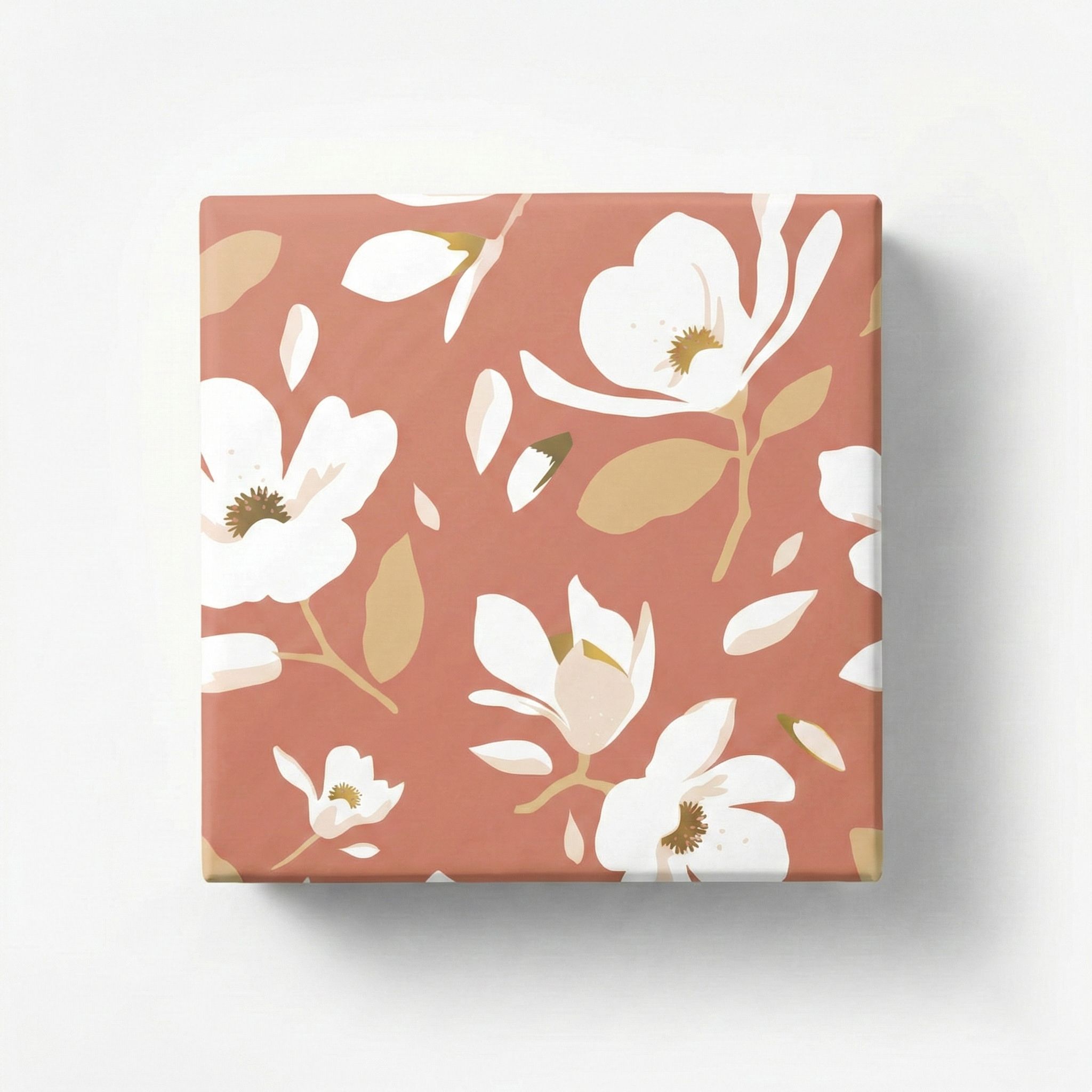 Geschenkpapier mit großen weißen Magnolienblüten und beigen Blättern auf rosafarbenem Hintergrund, als verpacktes Geschenk dargestellt