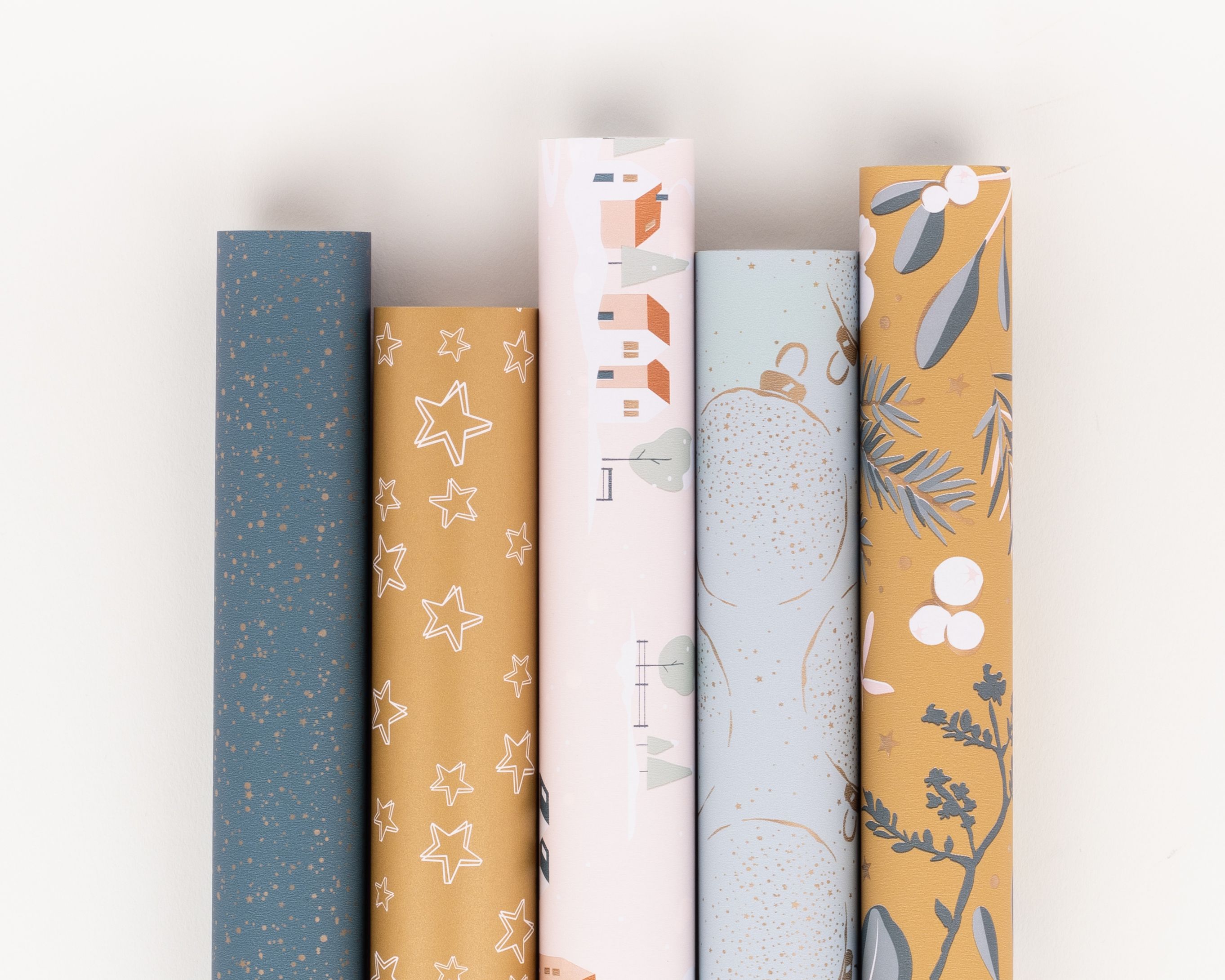 Geschenkpapier-Set mit fünf Rollen in verschiedenen Winterfarben wie Blau, Gold und Rosé mit vielfältigen festlichen Mustern