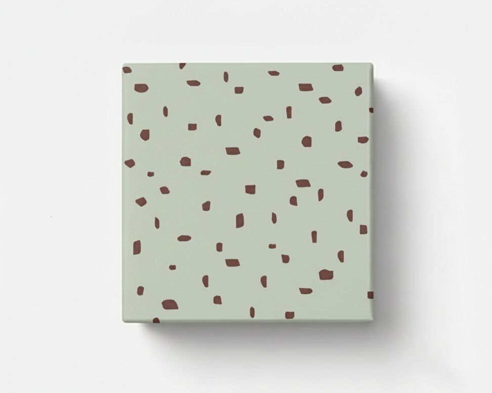 Geschenkpapier mit einem hellgrünen Hintergrund und unregelmäßigen burgunderroten Flecken im Minimalismus-Design, als verpacktes Geschenk dargestellt