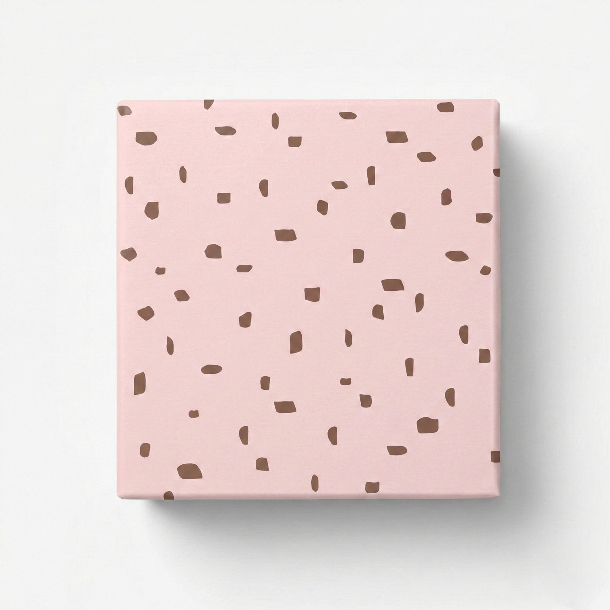 Geschenkpapier in Rosa mit minimalistischem Muster aus burgunderroten unregelmäßigen Formen, dargestellt als verpacktes Geschenk