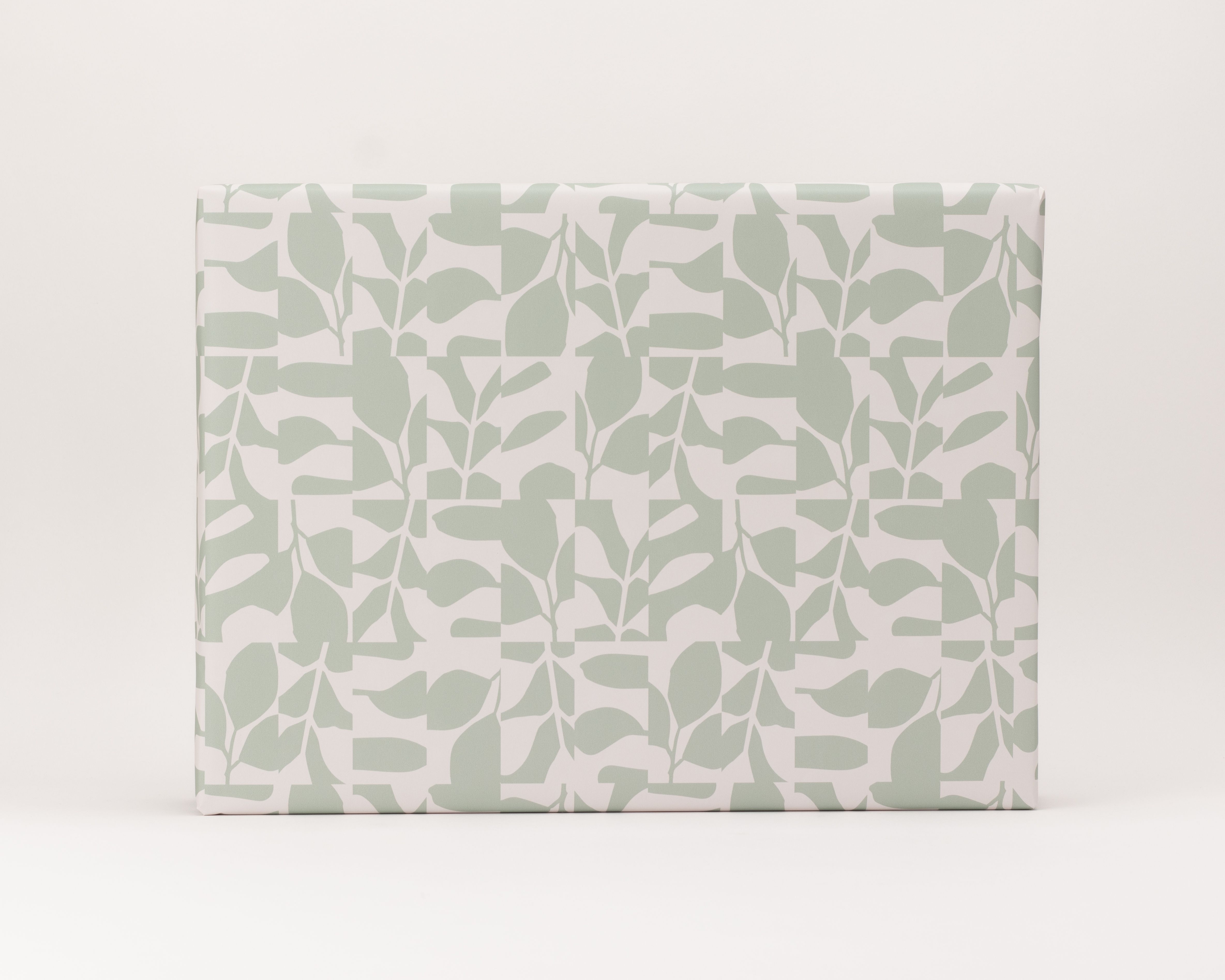 Geschenkpapier-Set mit vier Rollen in Grüntönen wie Salbeigrün und Minze mit abstrakten Blättern und Punkten