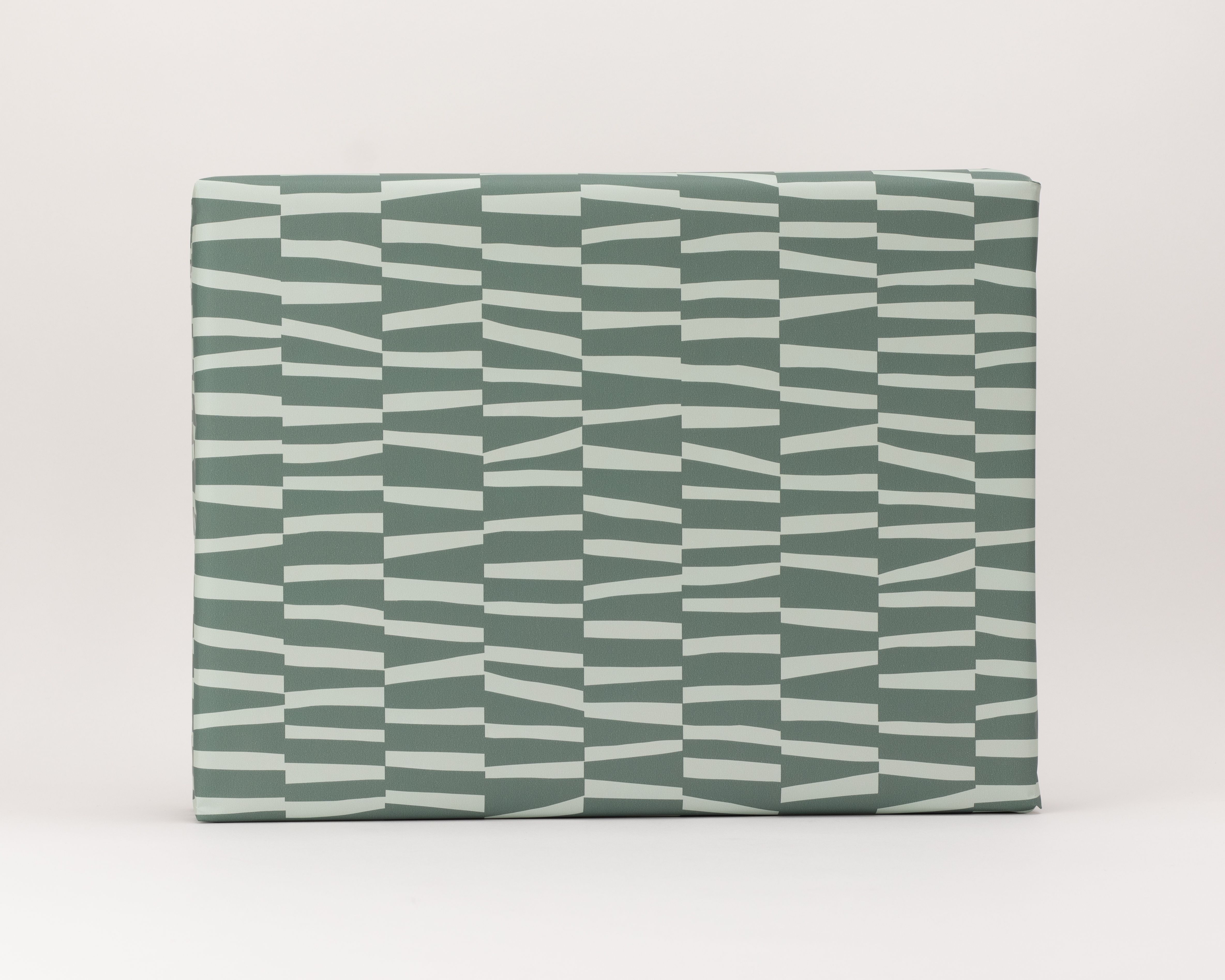 Geschenkpapier-Set: Ein einzeln verpacktes Geschenk, dekoriert mit einem Muster aus dicken Strichen in Salbeigrün und Eukalyptus