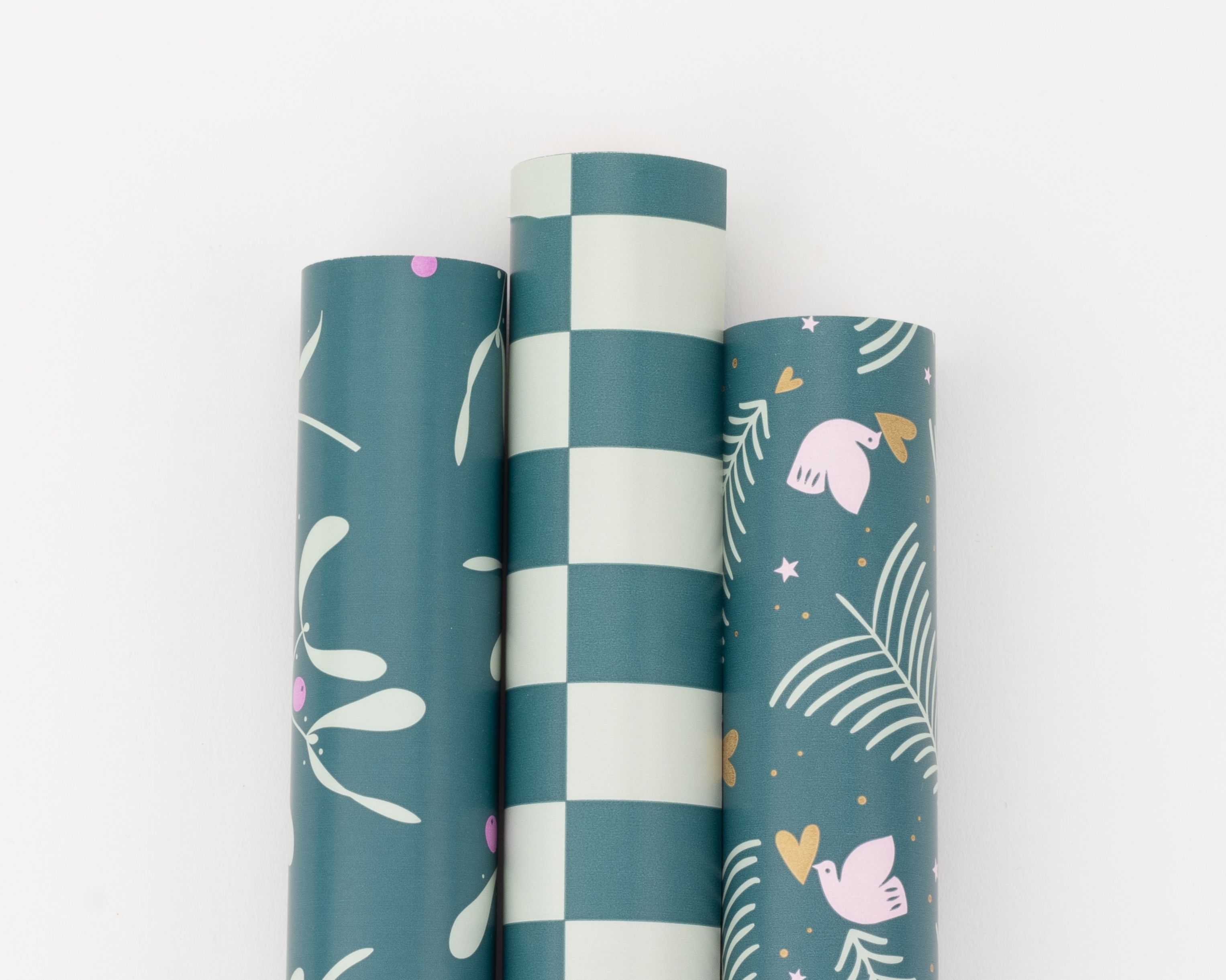 Geschenkpapier-Set mit drei Rollen in Petrol mit Motiven wie Mistelzweig, Blockstreifen und Tauben