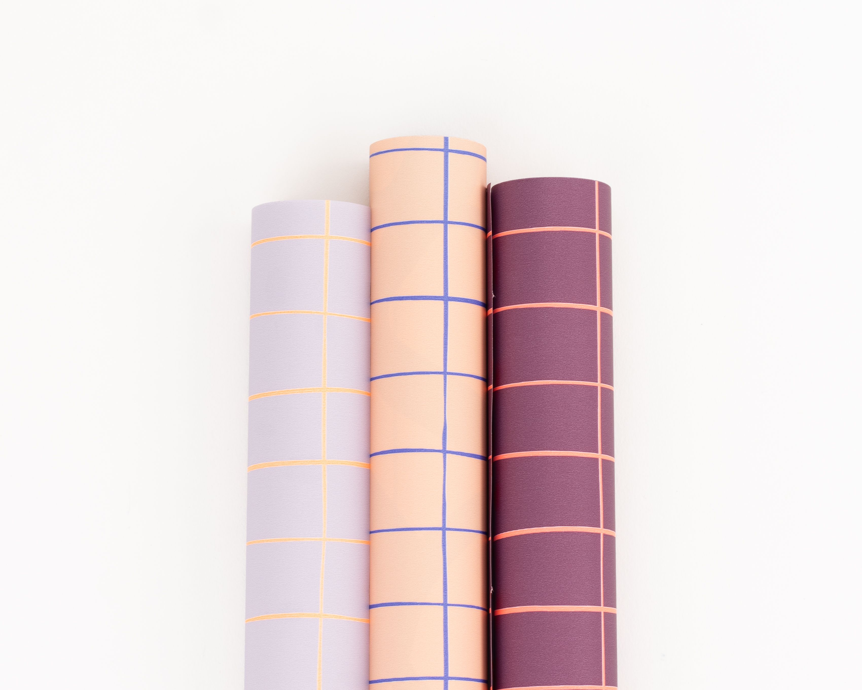 Geschenkpapier-Set mit drei Rollen in Flieder, Pfirsich und Aubergine, alle mit modernen Rastermustern