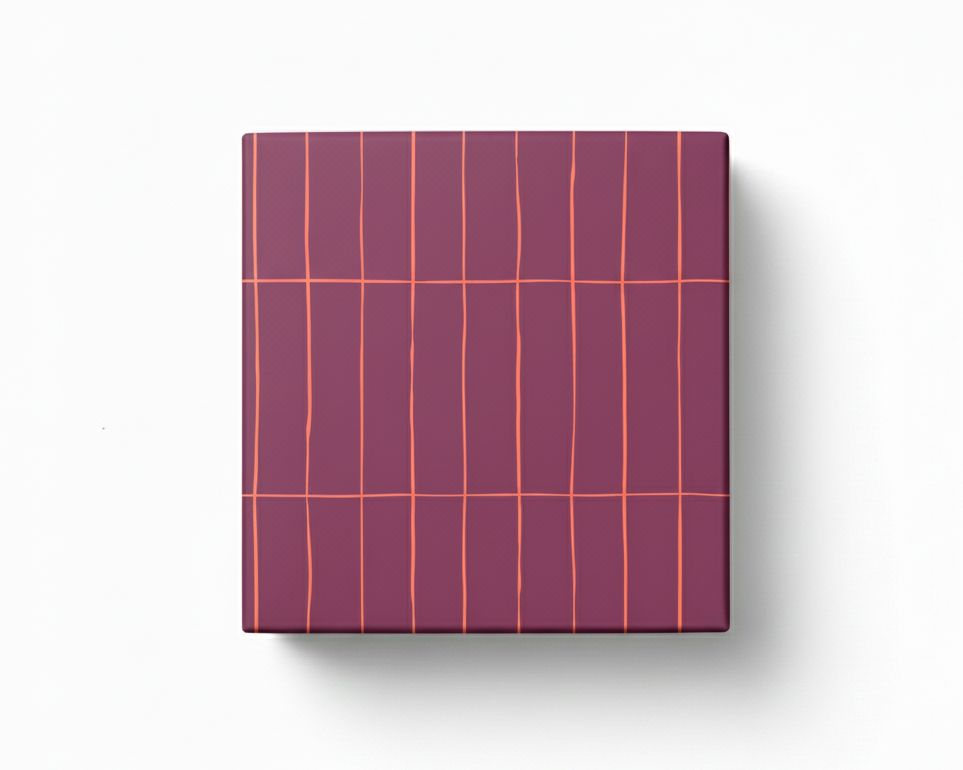 Geschenkpapier mit einem auffälligen Rastermuster in Aubergine und Neon Orange, abgebildet als sorgfältig verpacktes Geschenk