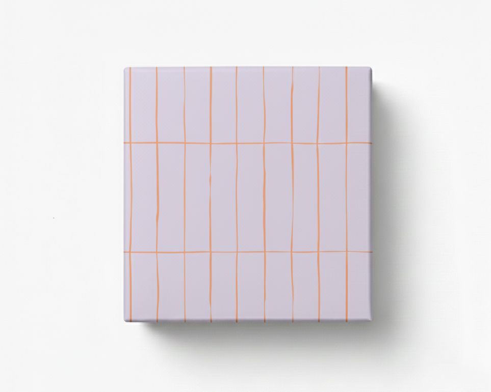 Geschenkpapier mit einem Rastermuster in Flieder und Neon Orange, dargestellt als verpacktes Geschenk