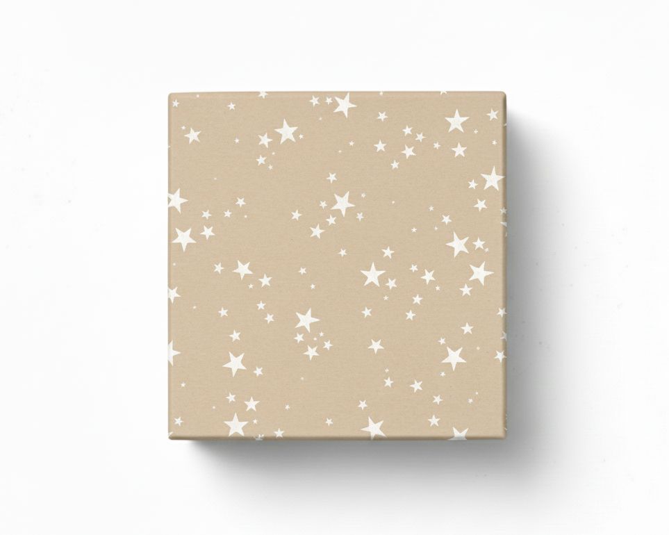Geschenkpapier mit einem Muster aus weißen Sternen auf hellbraunem Kraftpapier, dargestellt als verpacktes Geschenk von oben