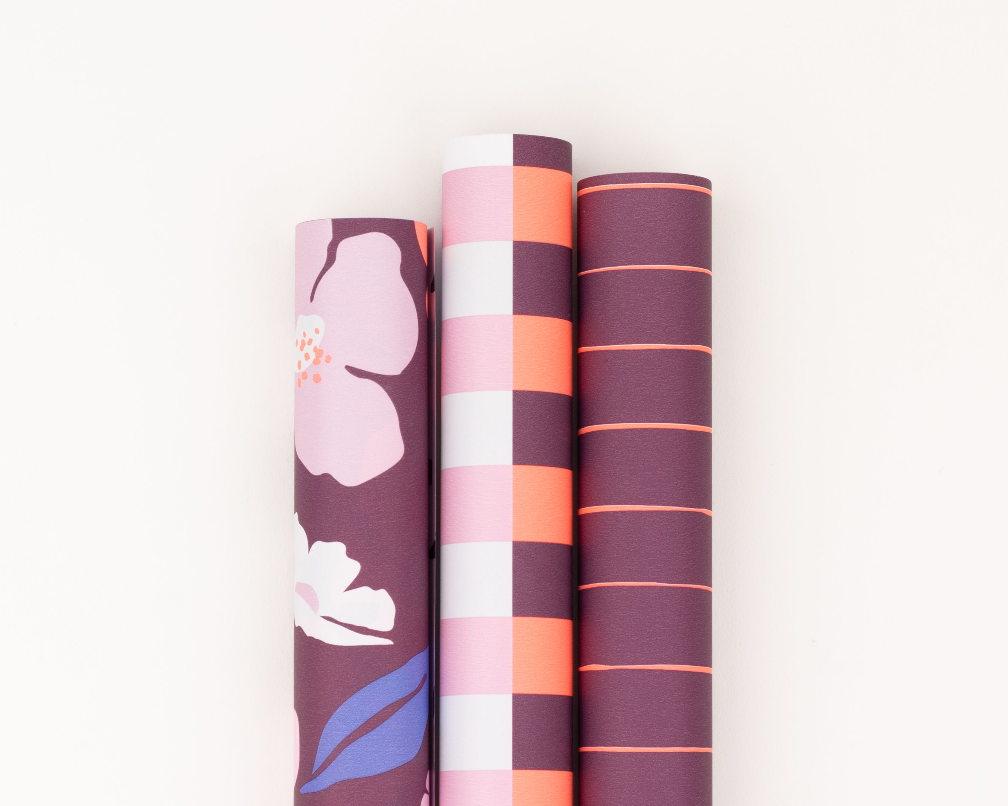 Geschenkpapier-Set mit drei Rollen in Pflaume, Neon Orange, Pink und Weiß mit Blumen-, Streifen- und Rastermustern
