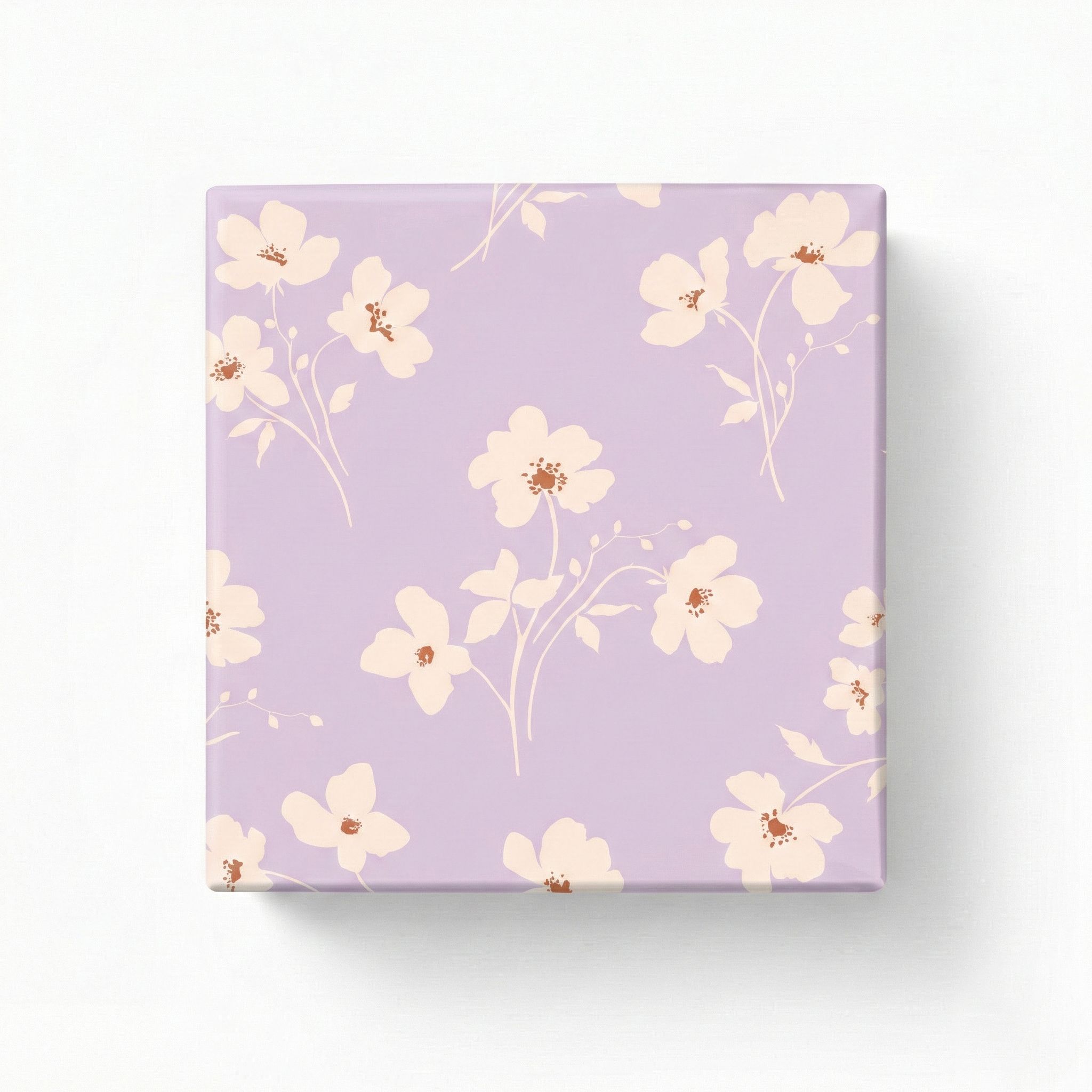 Geschenkpapier in zartem Flieder mit einem Muster aus cremefarbenen Wiesenblüten und braunen Details, dargestellt als verpacktes quadratisches Geschenk