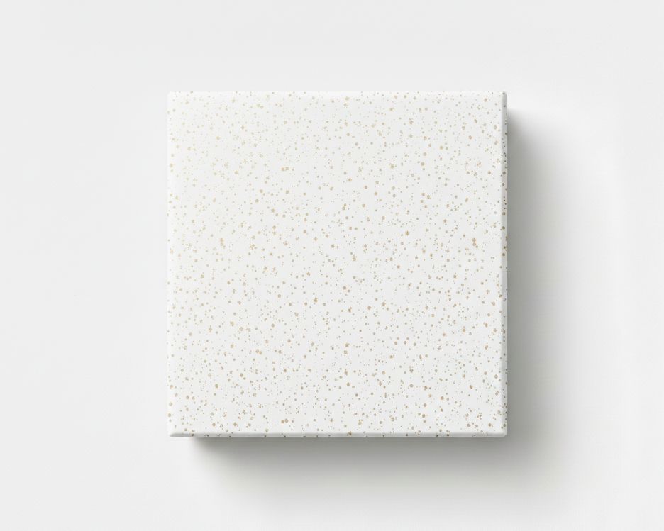 Geschenkpapier-Set mit einem Stück Geschenkpapier in Weiß mit feinem Muster aus funkelnden goldenen Sternen