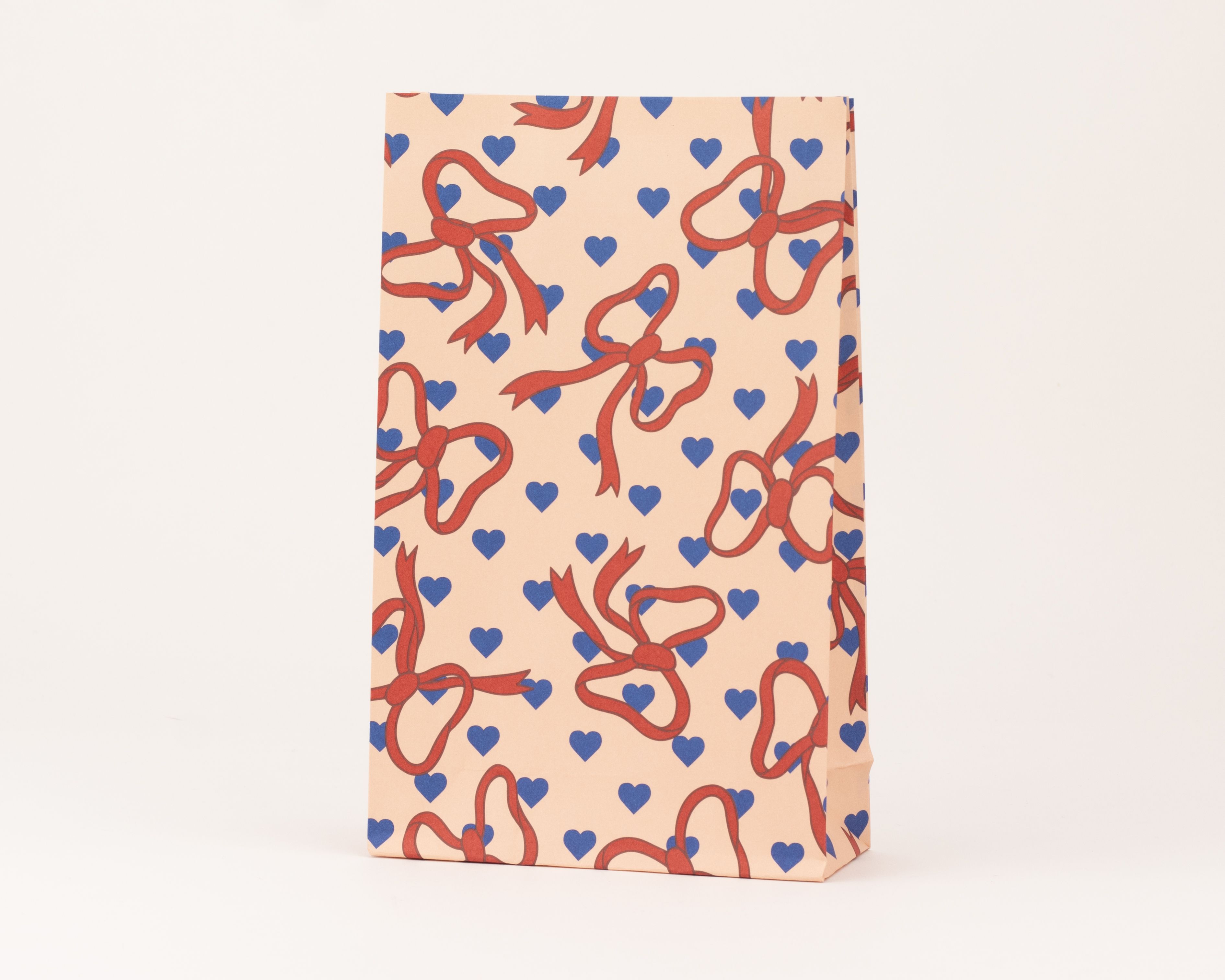 Papiertüten Blockbodenbeutel in Pfirsich mit roten Schleifen und kornblumenblauen Herzen
