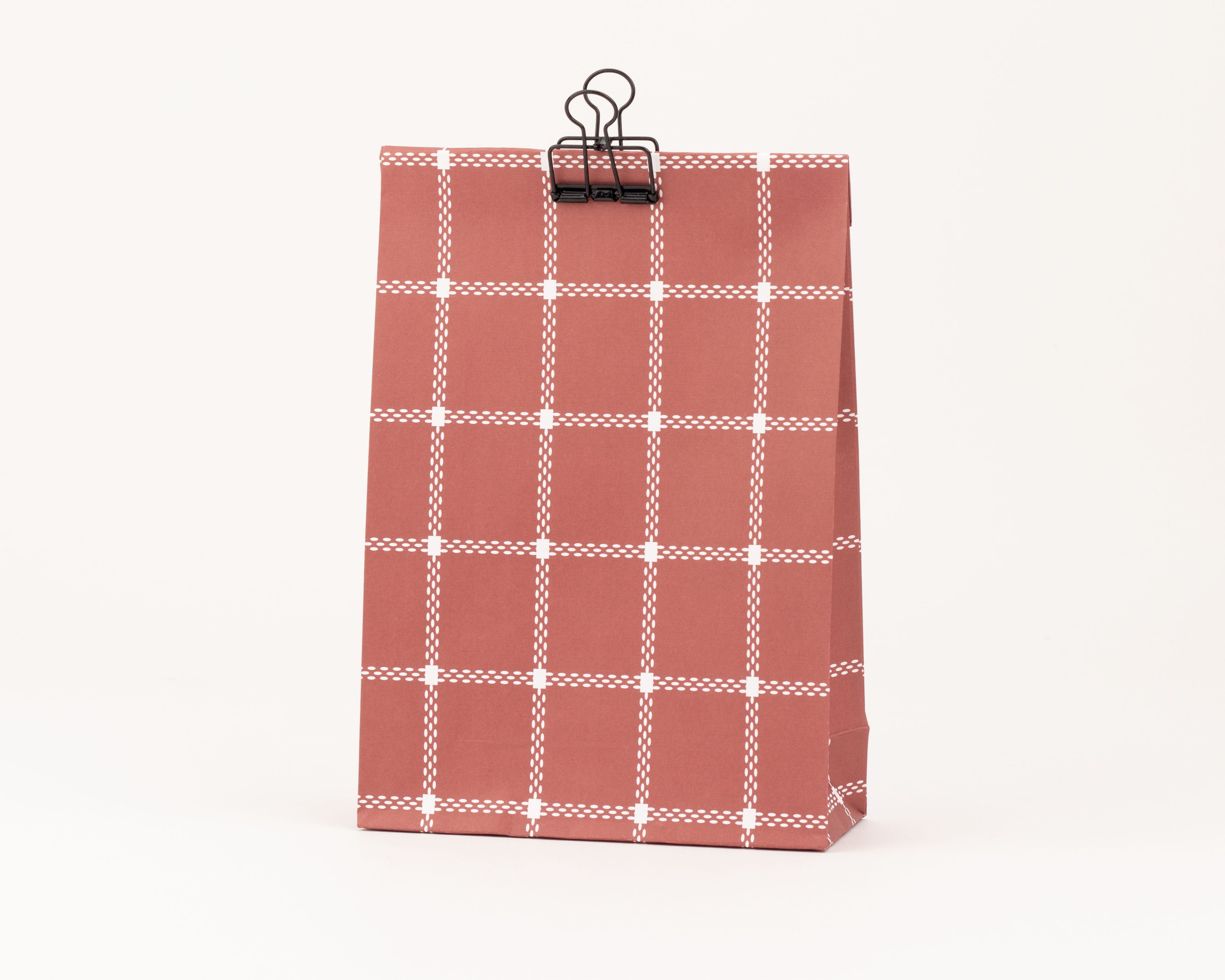 Papiertüten Blockbodenbeutel in Rostrot mit einem weißen Karomuster aus gepunkteten Linien auf der Außenseite