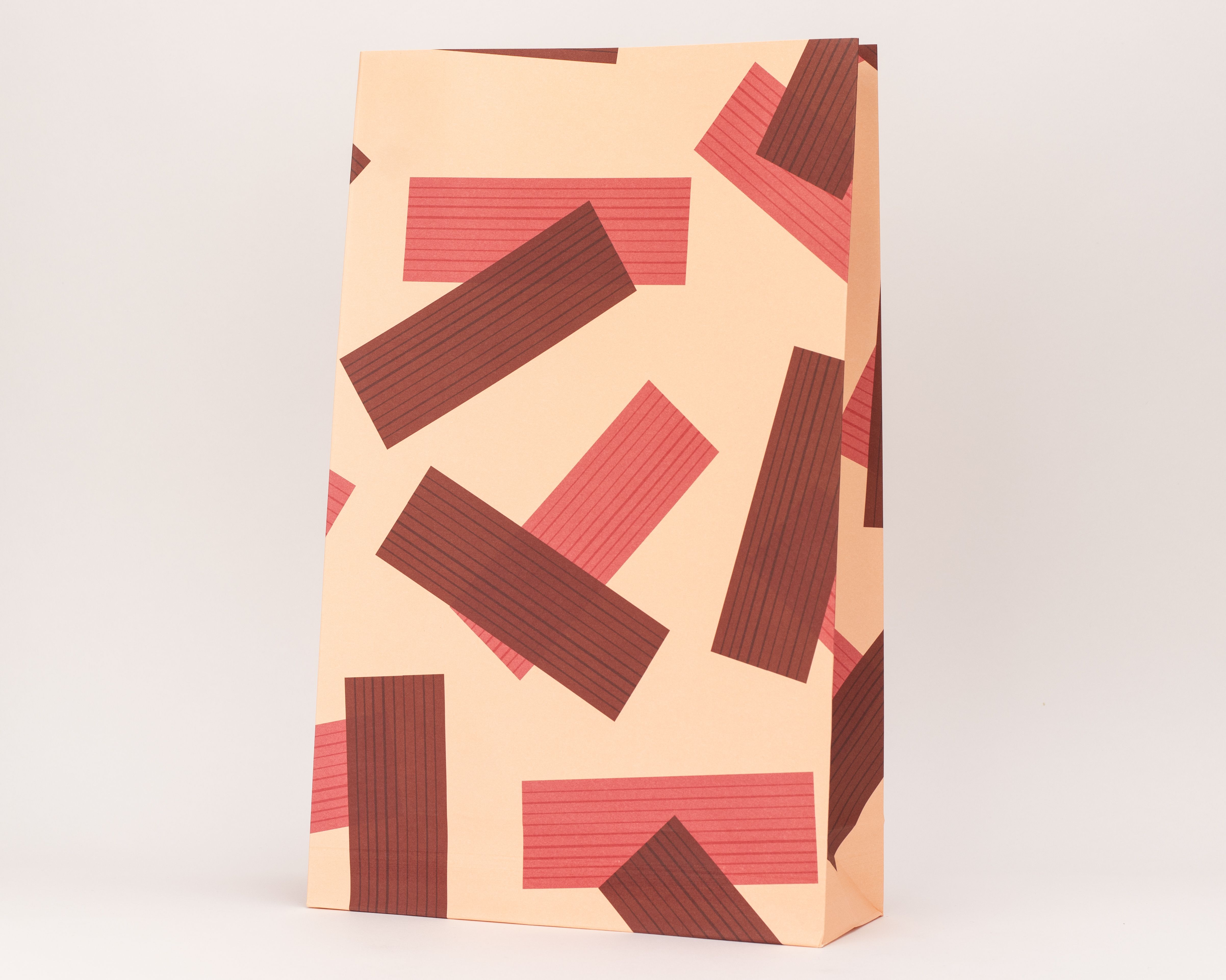 Papiertueten mit Konfetti Terrakotta Muster in Beige mit braunen und roten Formen bedruckt
