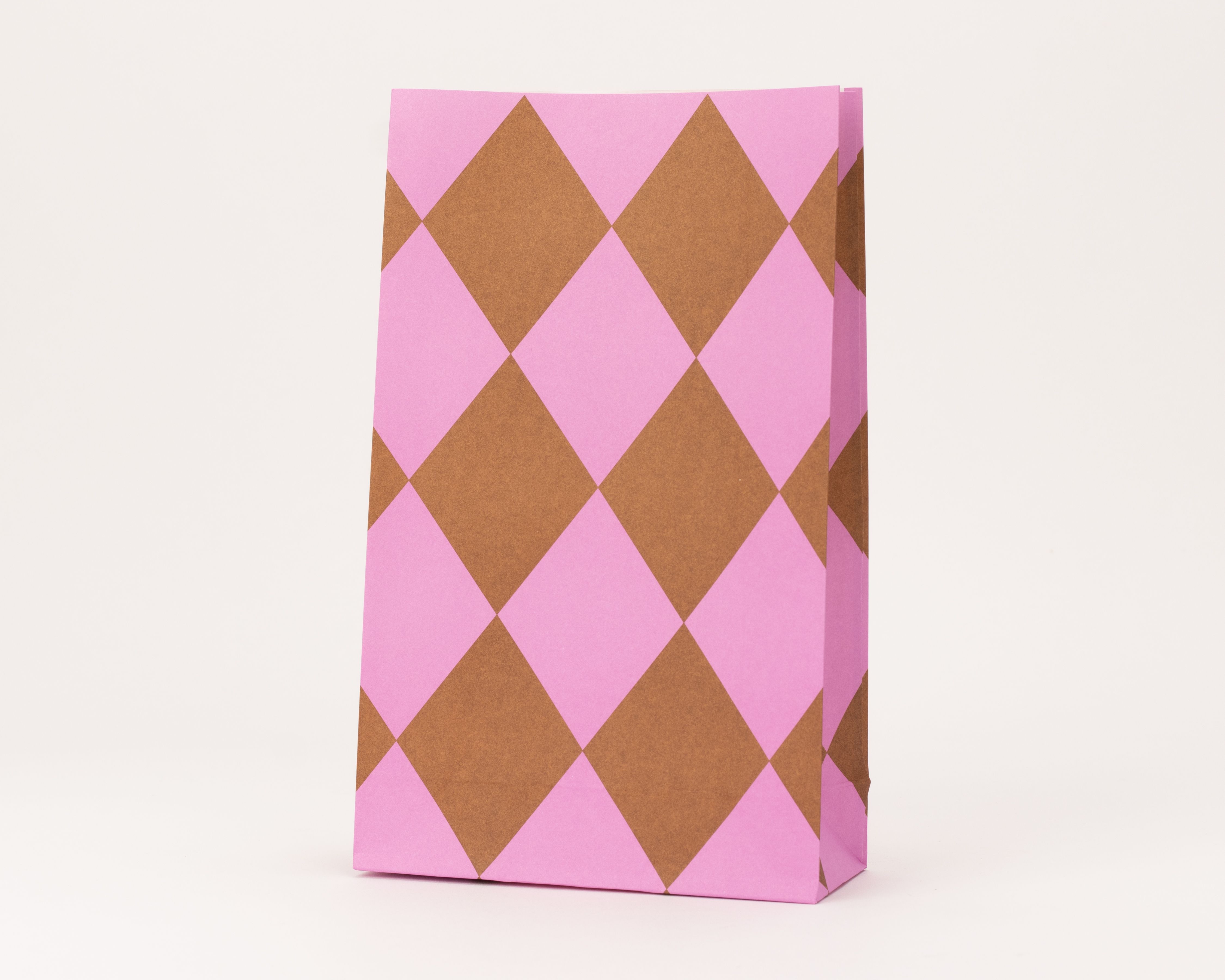 Papiertüten mit Blockboden zeigen ein auffälliges Rautenmuster in den Farben Pink und Braun