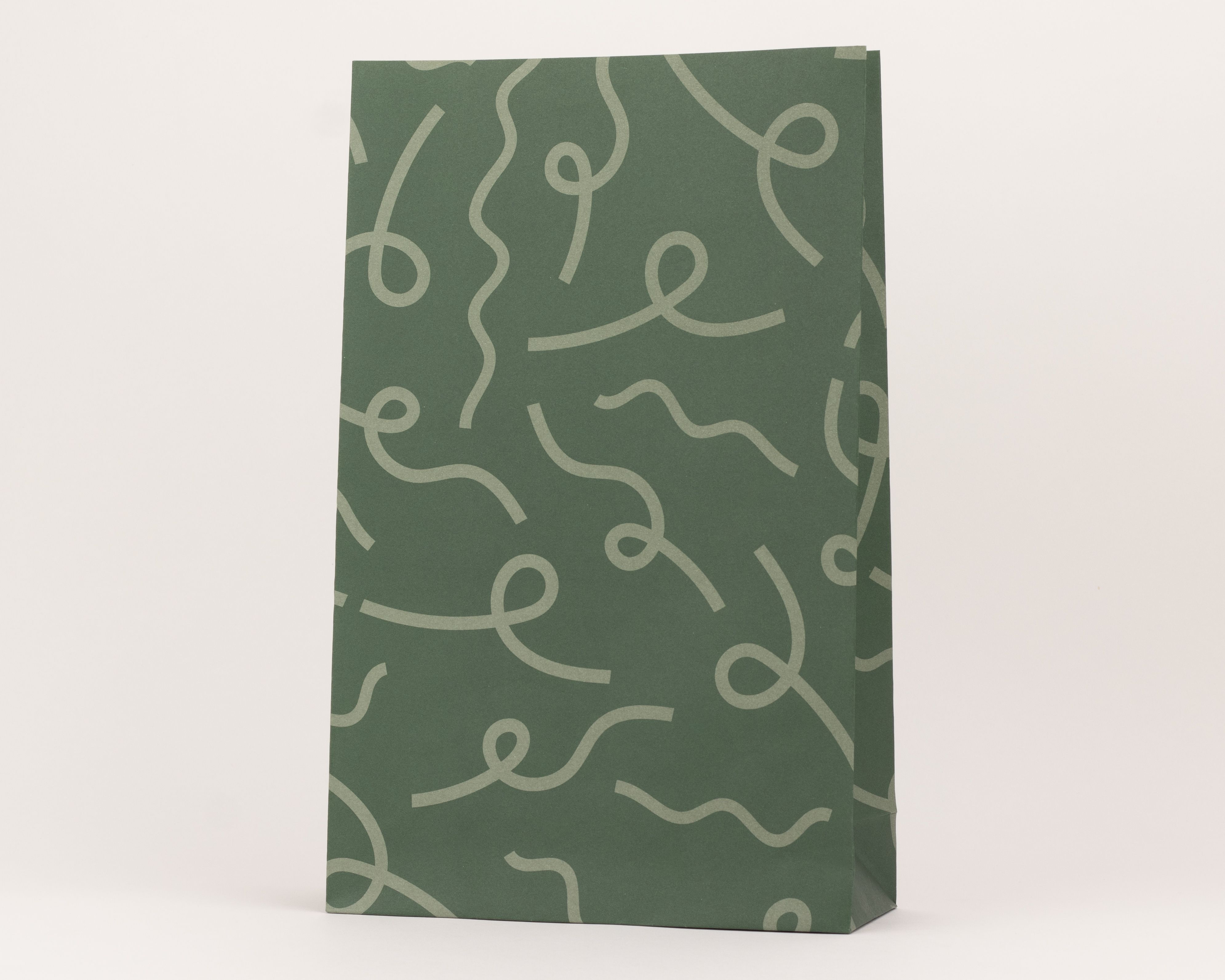 Blockbodenbeutel in dunklem Grün mit einem hellgrünen Schleifenmuster auf der Oberfläche