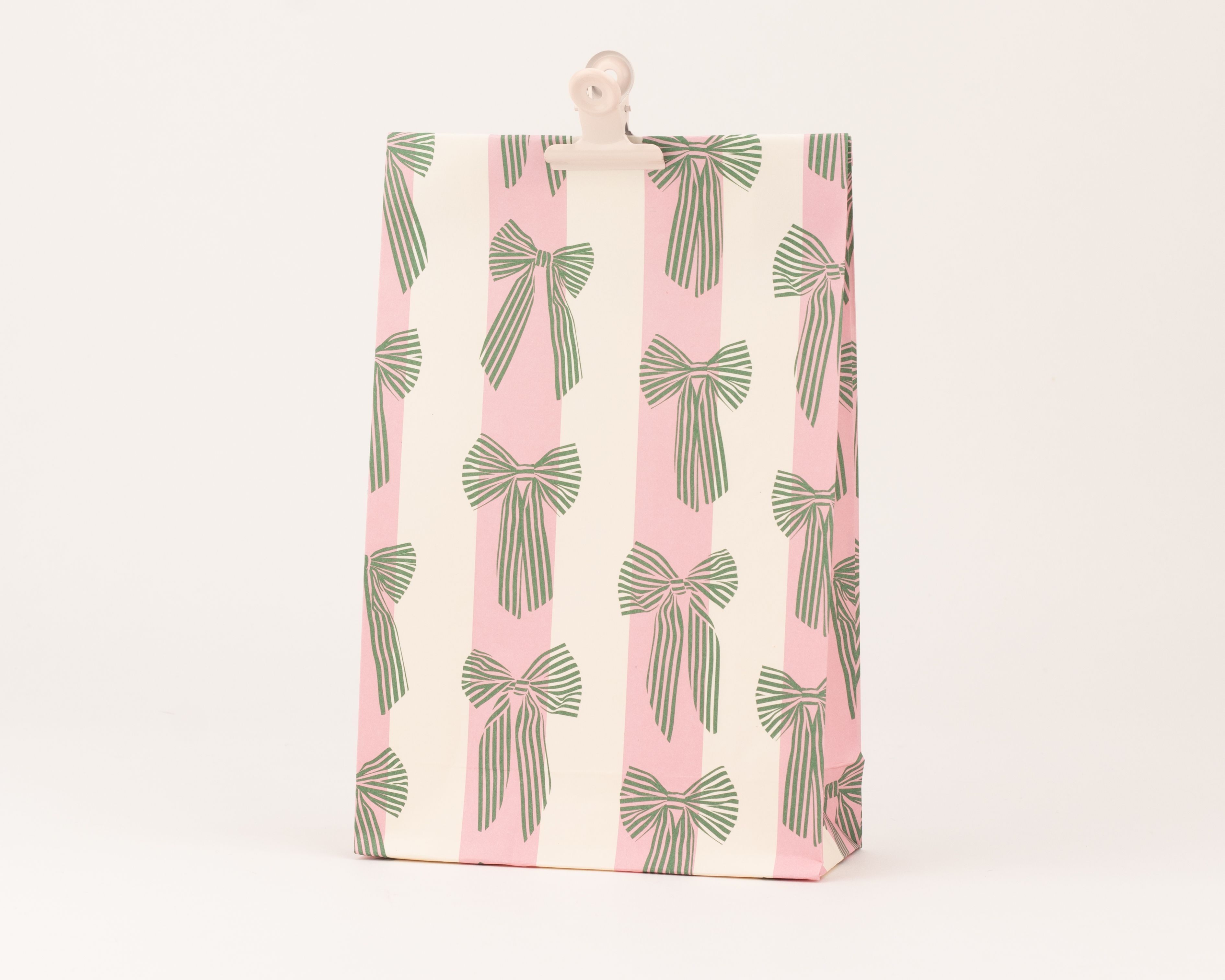 Papiertüten Blockbodenbeutel zeigen einen Vanille-Hintergrund mit vertikalen Litschi-Streifen und einem Waldgrün-Schleifenmuster