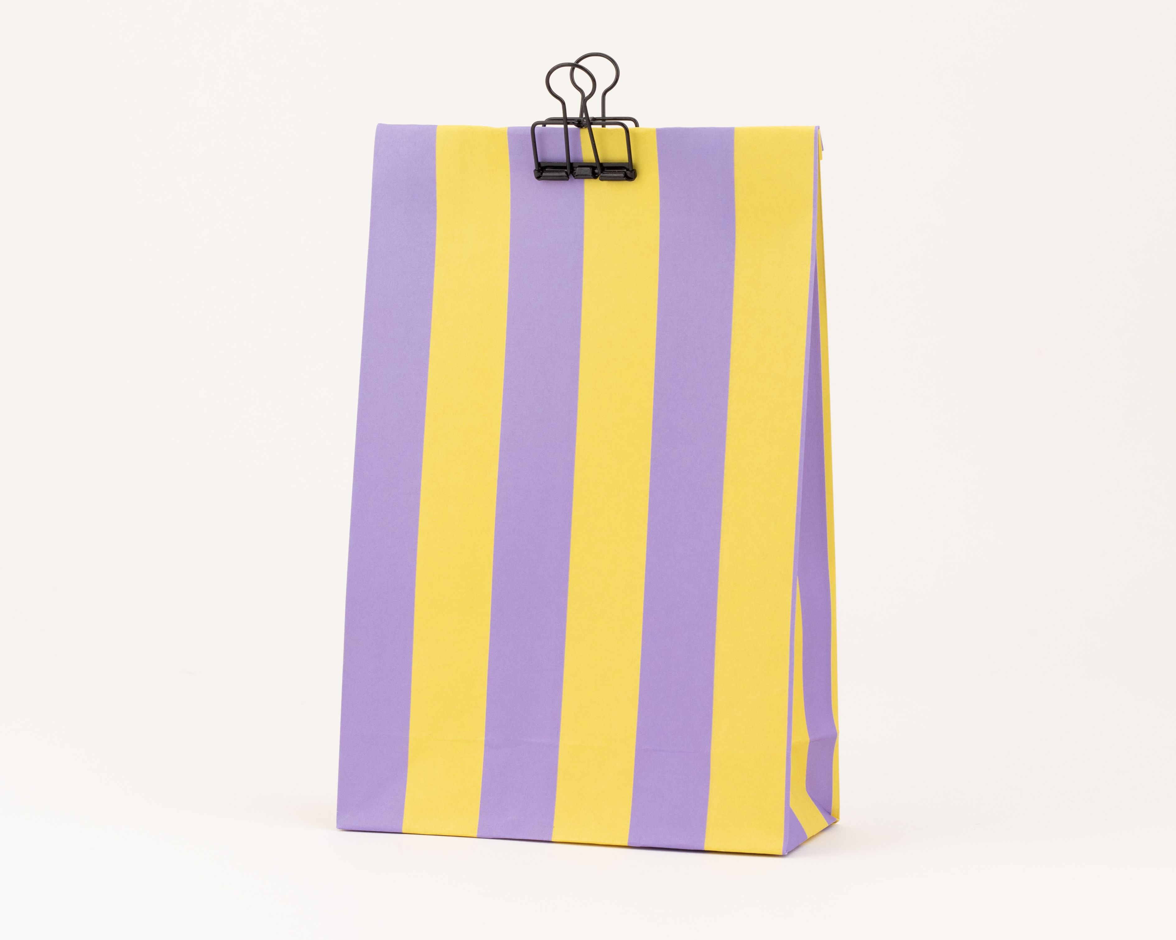 Papiertüten Blockbodenbeutel mit einem auffälligen Streifenmuster in den Farben Flieder und Gelb