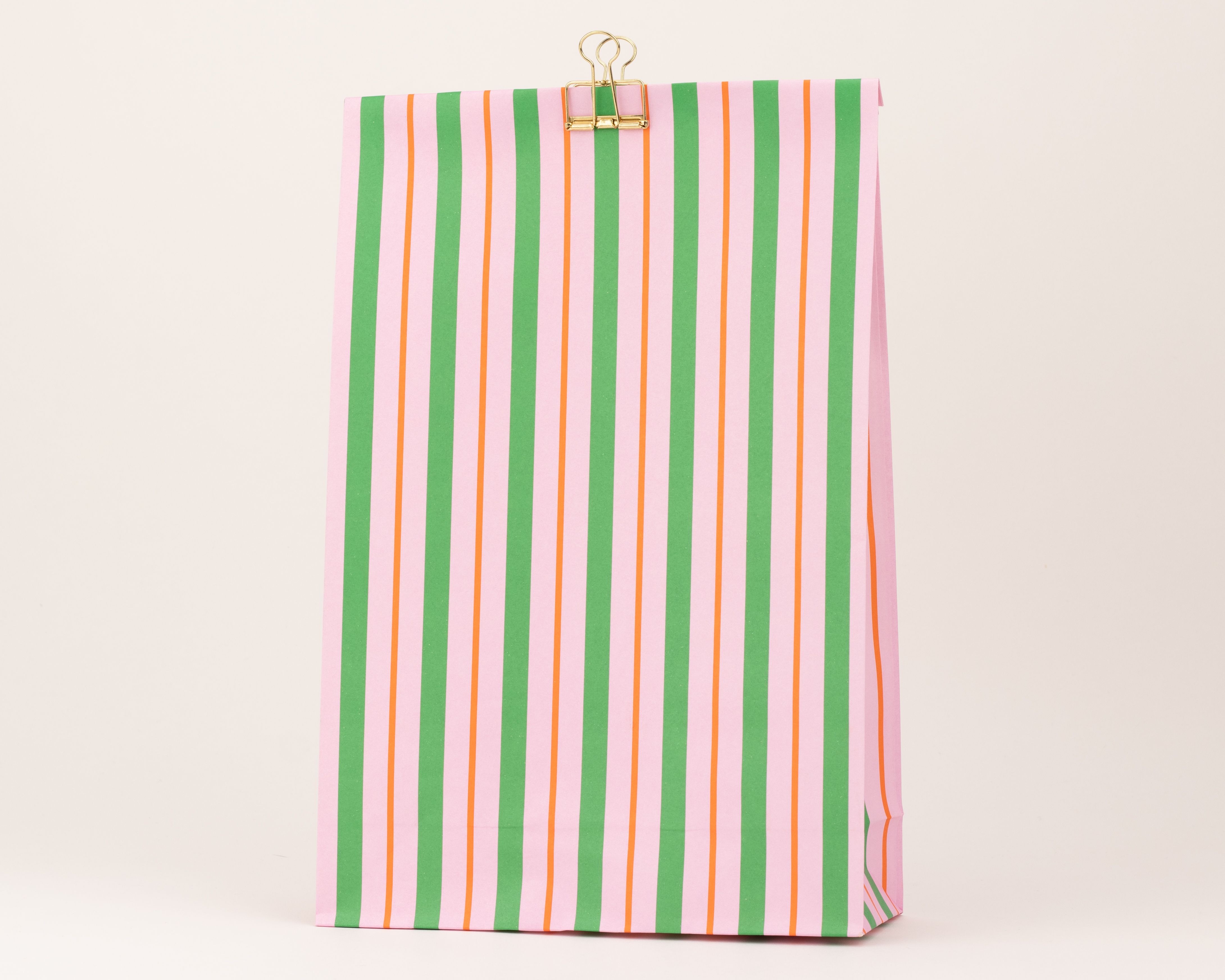 Papiertüten Blockbodenbeutel mit einem Streifenmuster in den Farben Pink, Rotorange und Grün