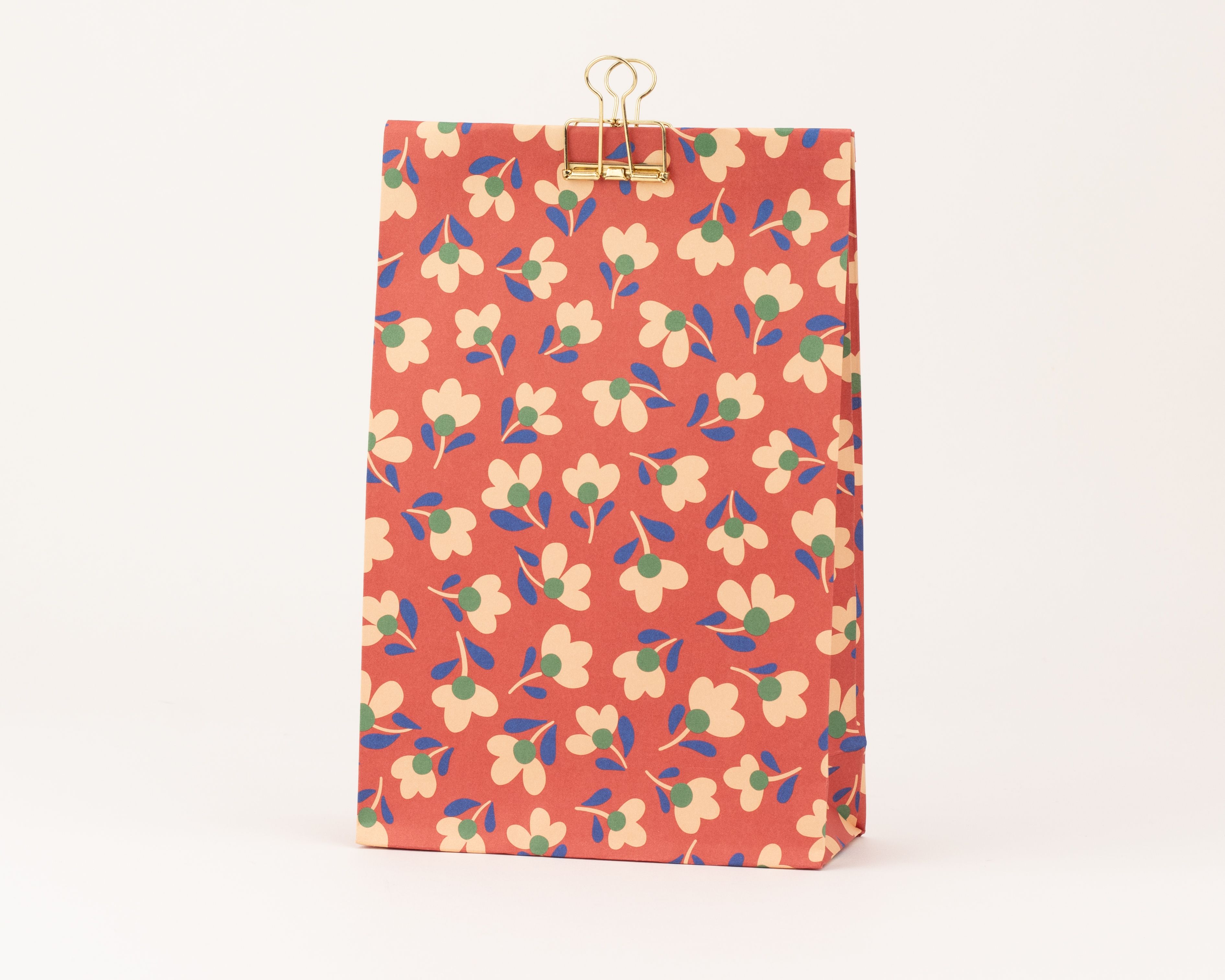 Papiertüten Blockbodenbeutel mit einem farbenfrohen Blumenmuster in Hagebutte, Creme, Kornblume und Salbei