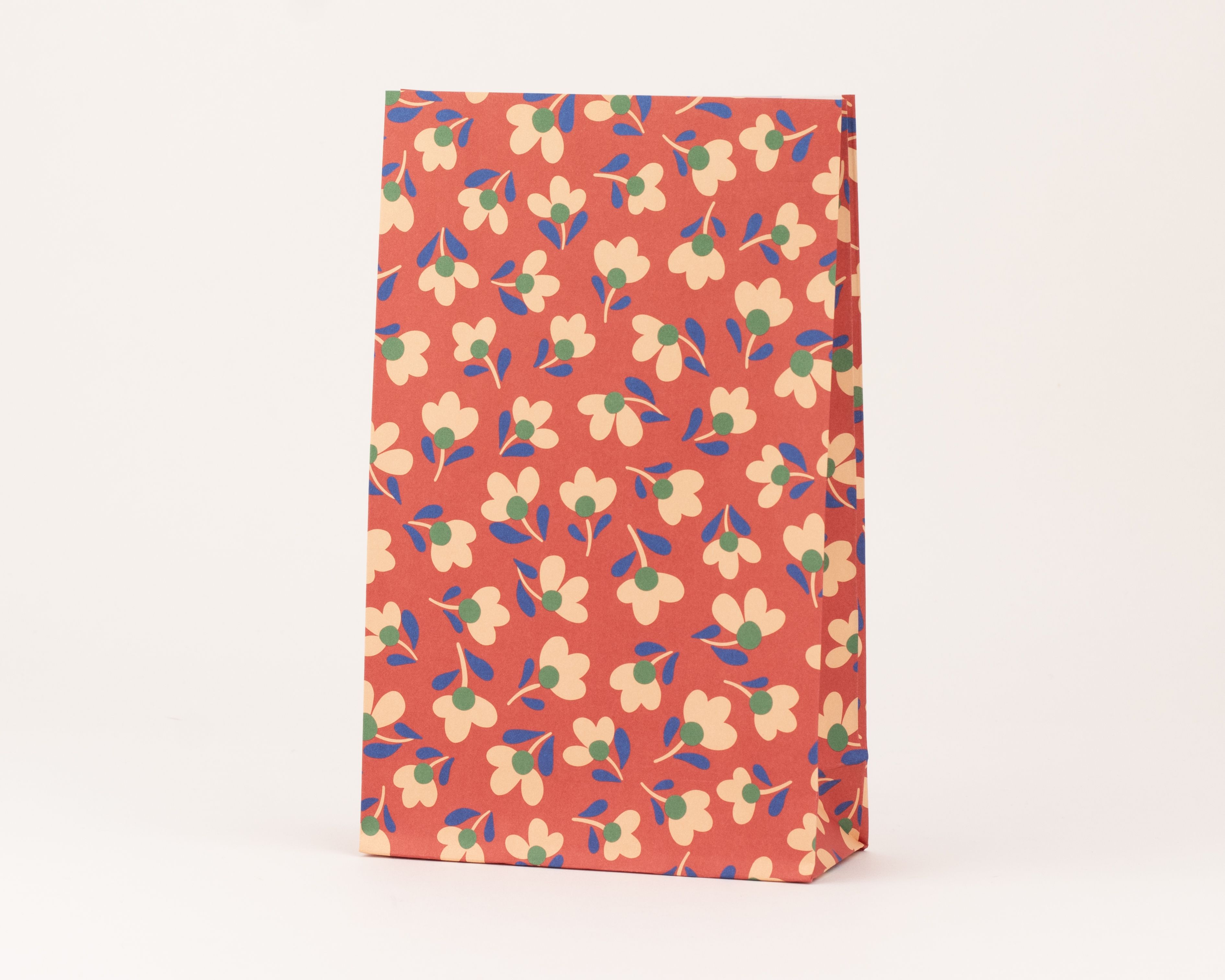 Papiertüten Blockbodenbeutel mit Hagebutte als Grundfarbe und einem Blumenmuster in Creme, Kornblume und Salbei