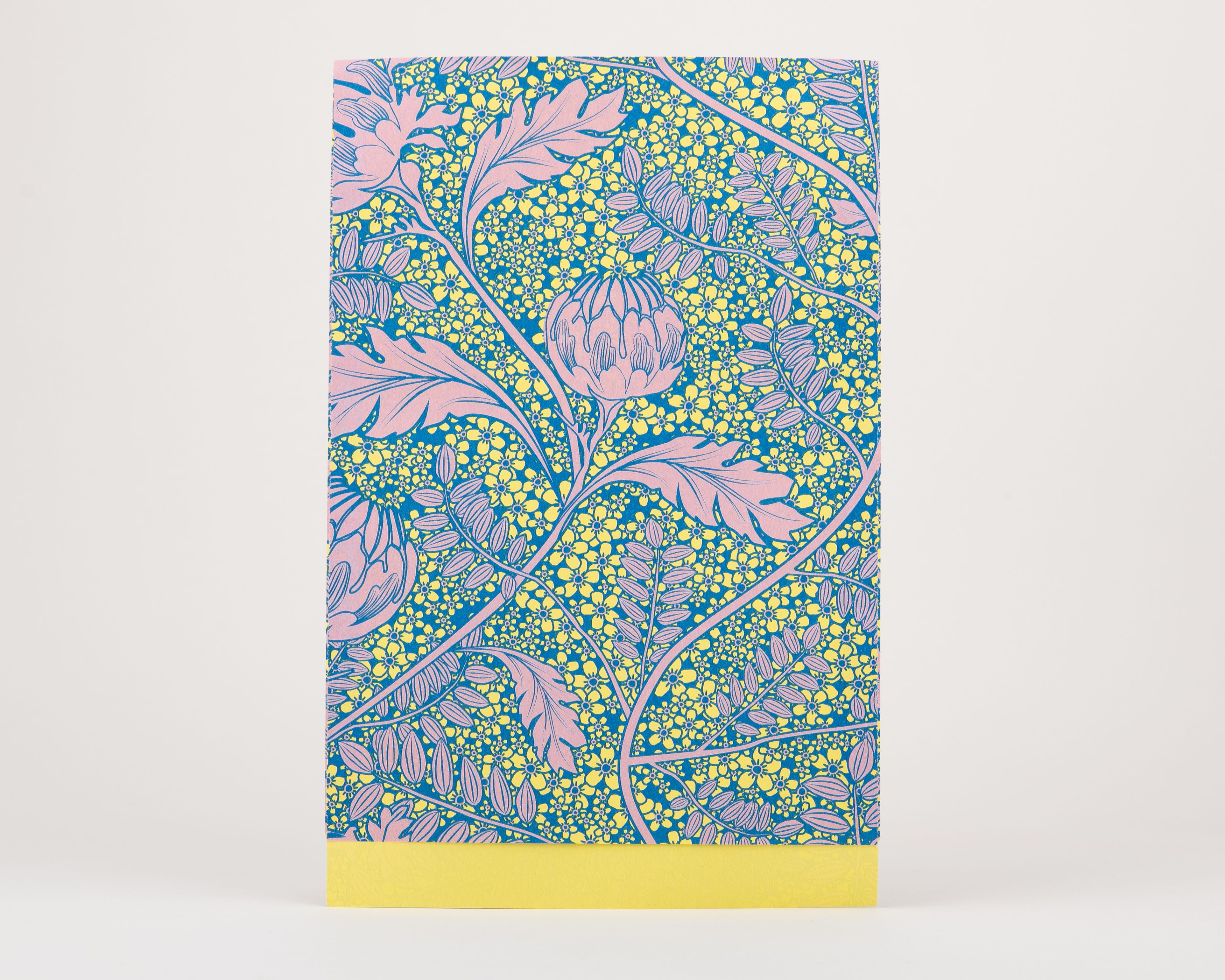 Papiertüten Flachbeutel mit floralem Artischockenmuster in Rosa, Blau und Gelb, die Innenseite ist Gelb