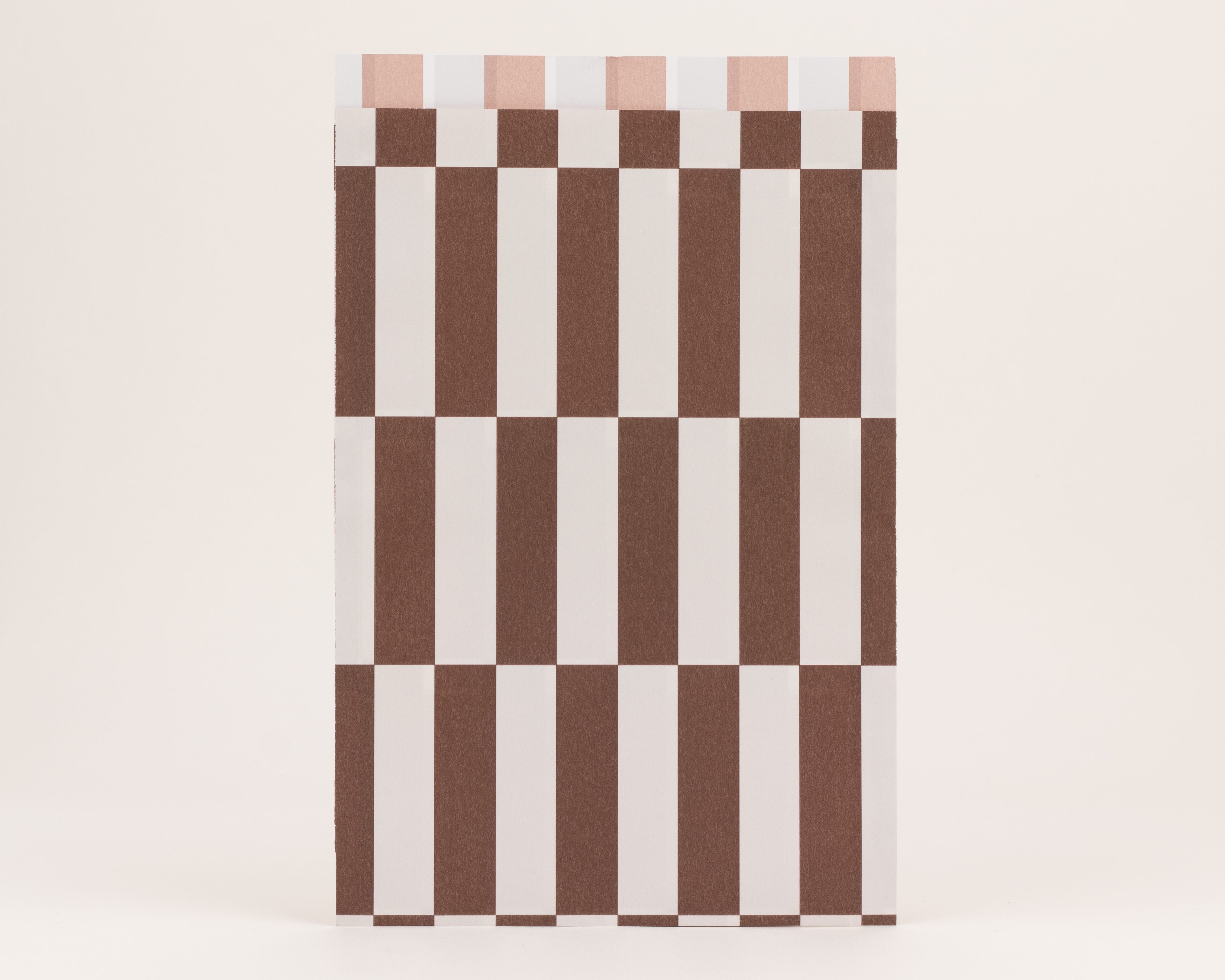 Flachbeutel mit breiten braun-weißen Streifen auf der Außenseite und rosa-weißer Innenseite