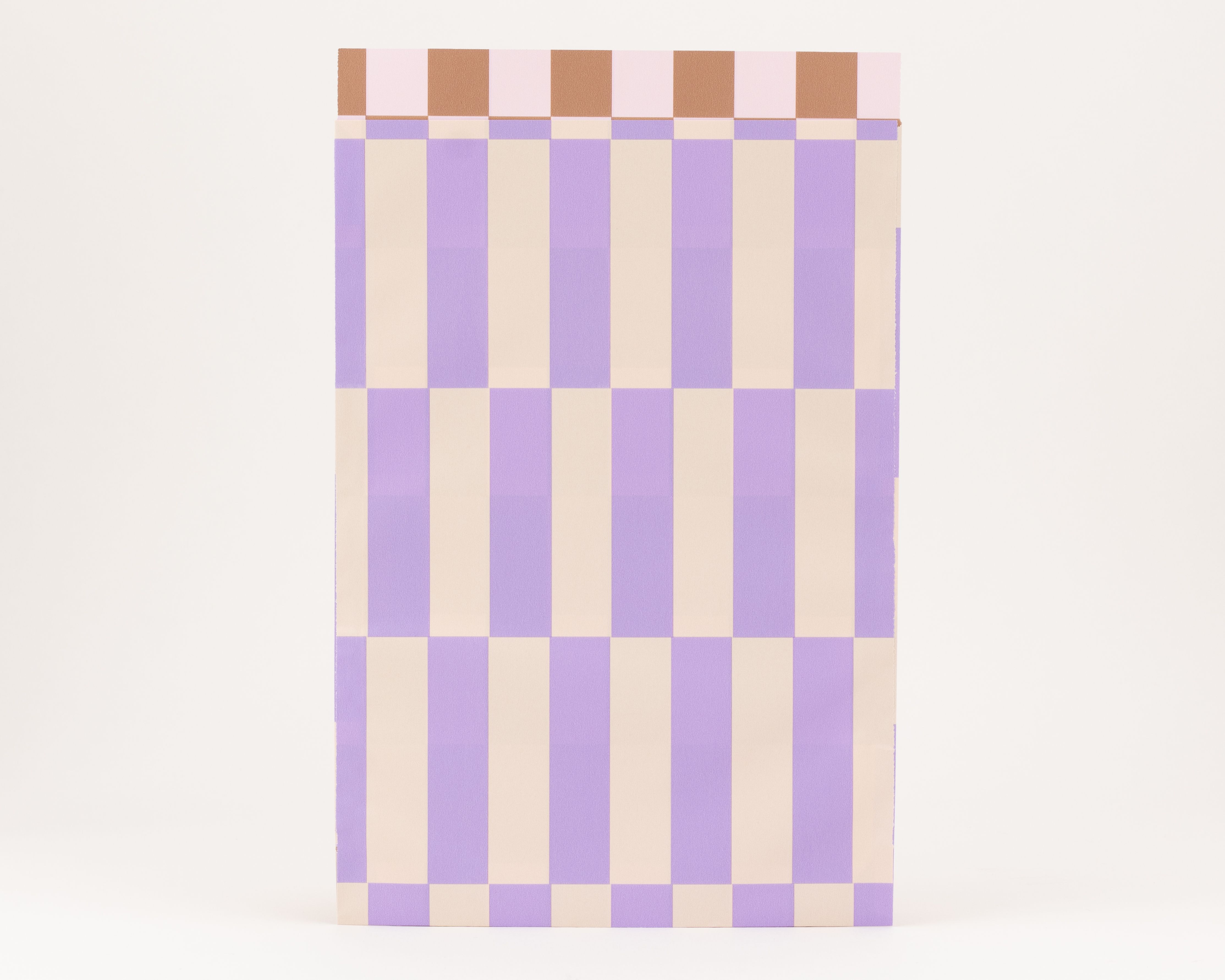 Flachbeutel mit einem auffälligen Streifenmuster in Flieder und Elfenbein die Innenseite zeigt ein Blockmuster in Rosa und Zimt